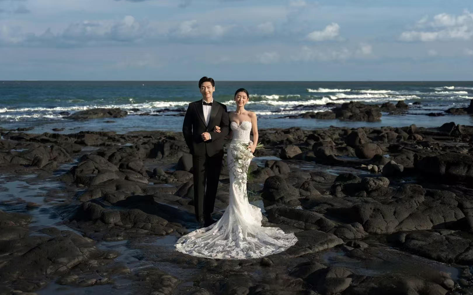 海景礁石婚纱照共绘浪漫
