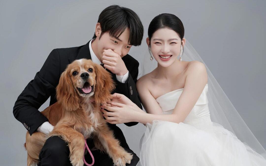 拍婚纱照嘛！一家人都要整整齐齐