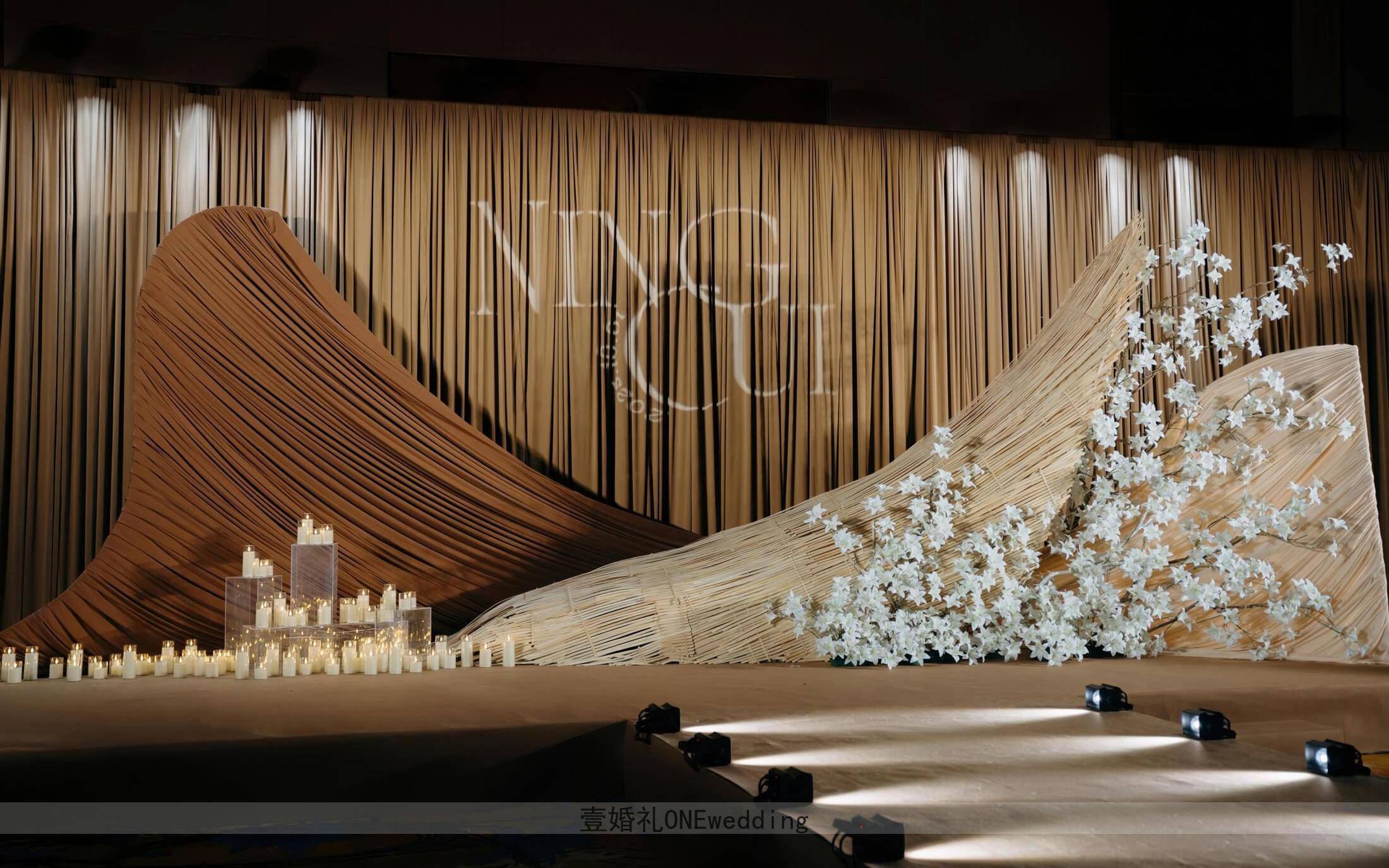 復(fù)古咖色布幔點綴婚禮現(xiàn)場，氛圍溫潤雅致
