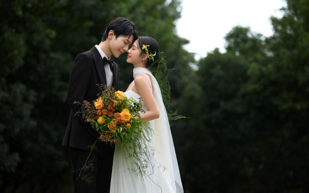 一整個(gè)美呆!草坪婚紗照就來(lái)這里拍