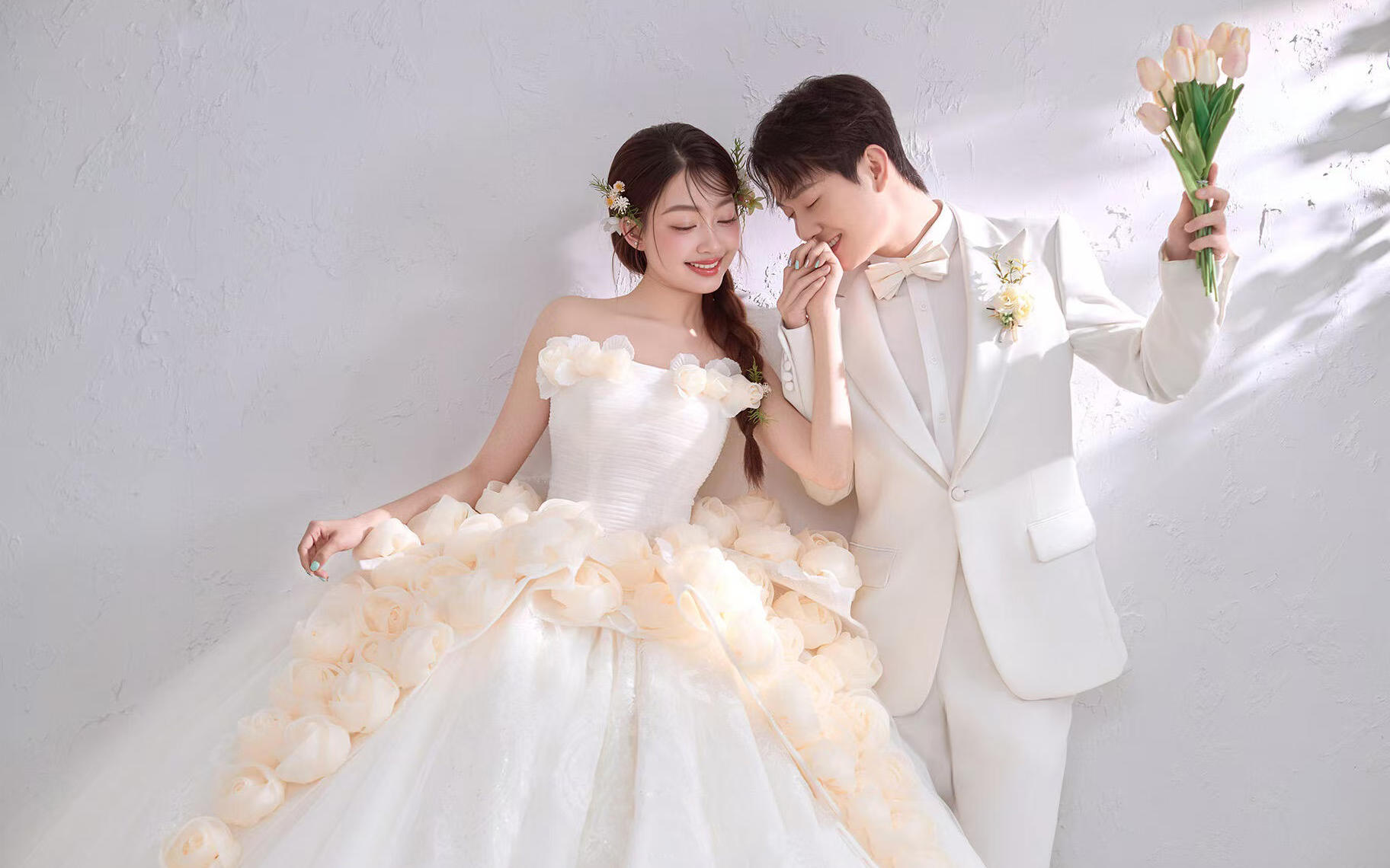 【 被羽毛吻過的婚紗照】