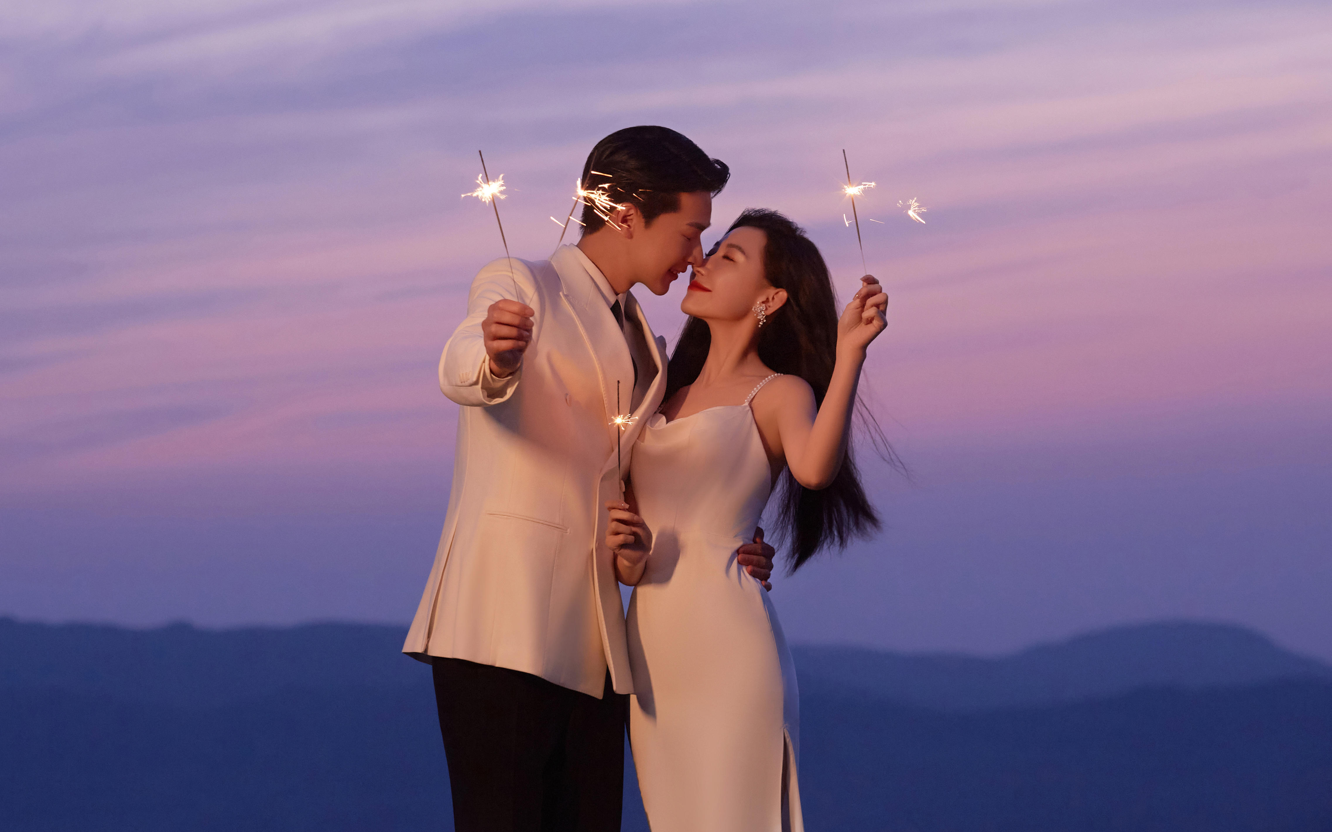 《暮色微光里的浪漫，煙火與愛(ài)共舞的婚照美學(xué)》