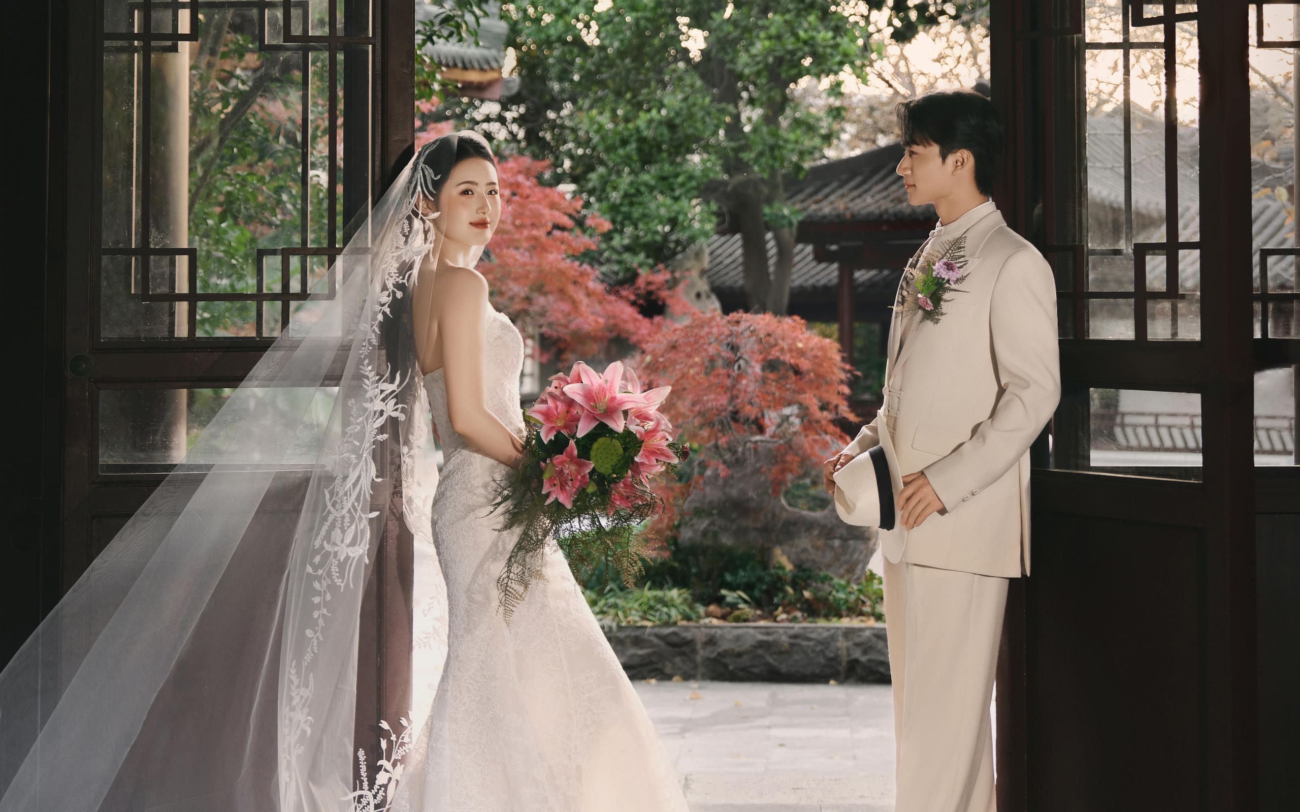 白纱遇上中式古建｜谁能拒绝这份混搭浪漫啊❓
