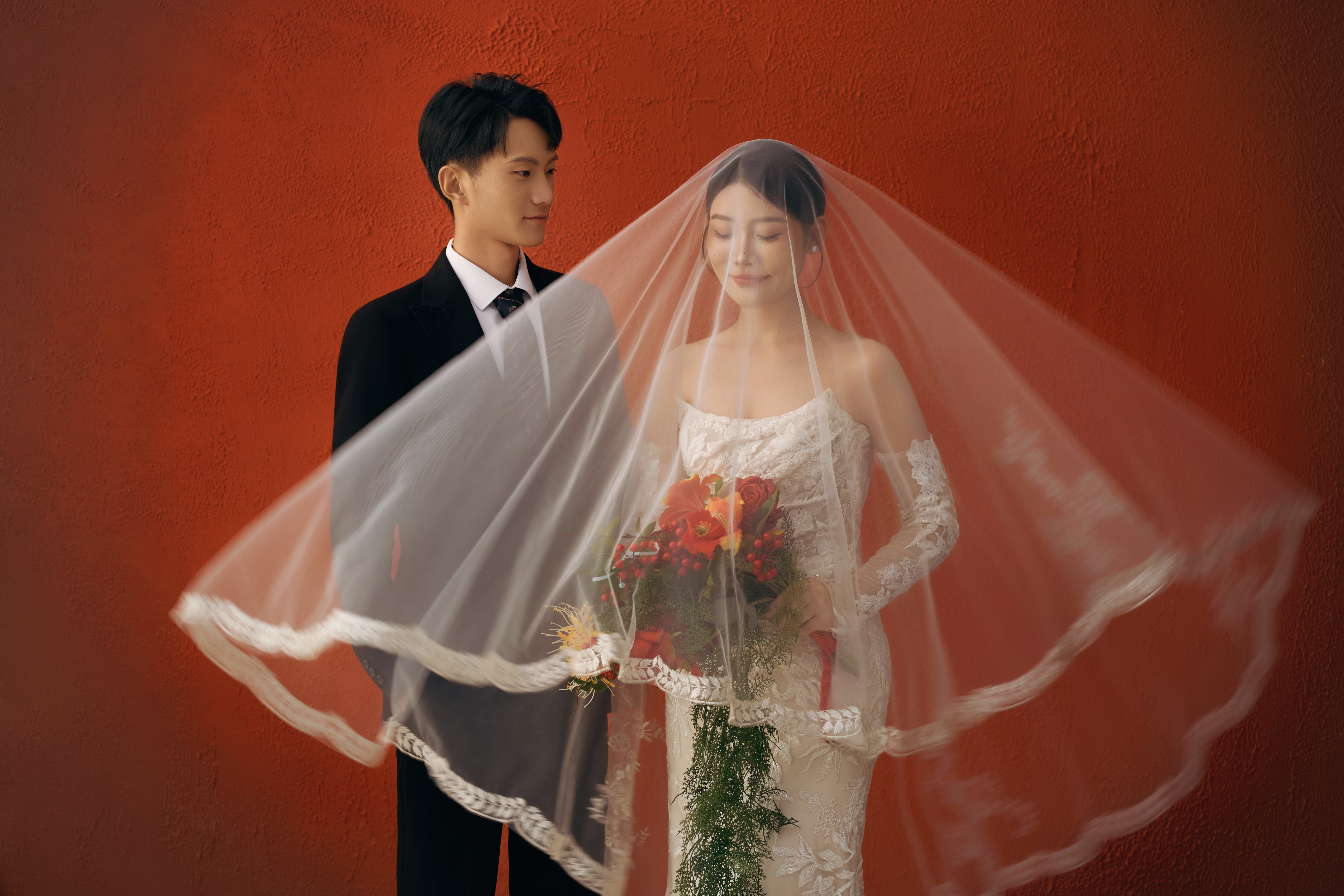 誰(shuí)拍誰(shuí)美的橙色復(fù)古婚紗照??