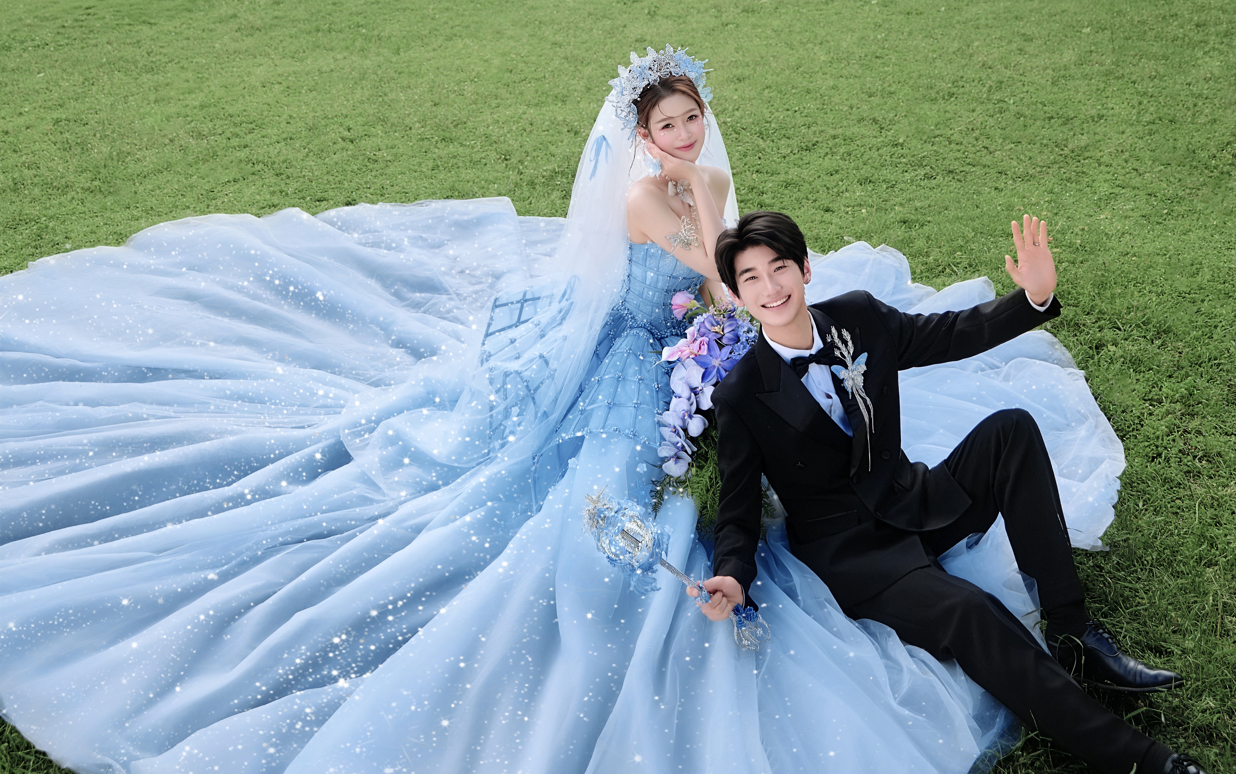 雪山草坪唯美森系蓝裙婚纱照