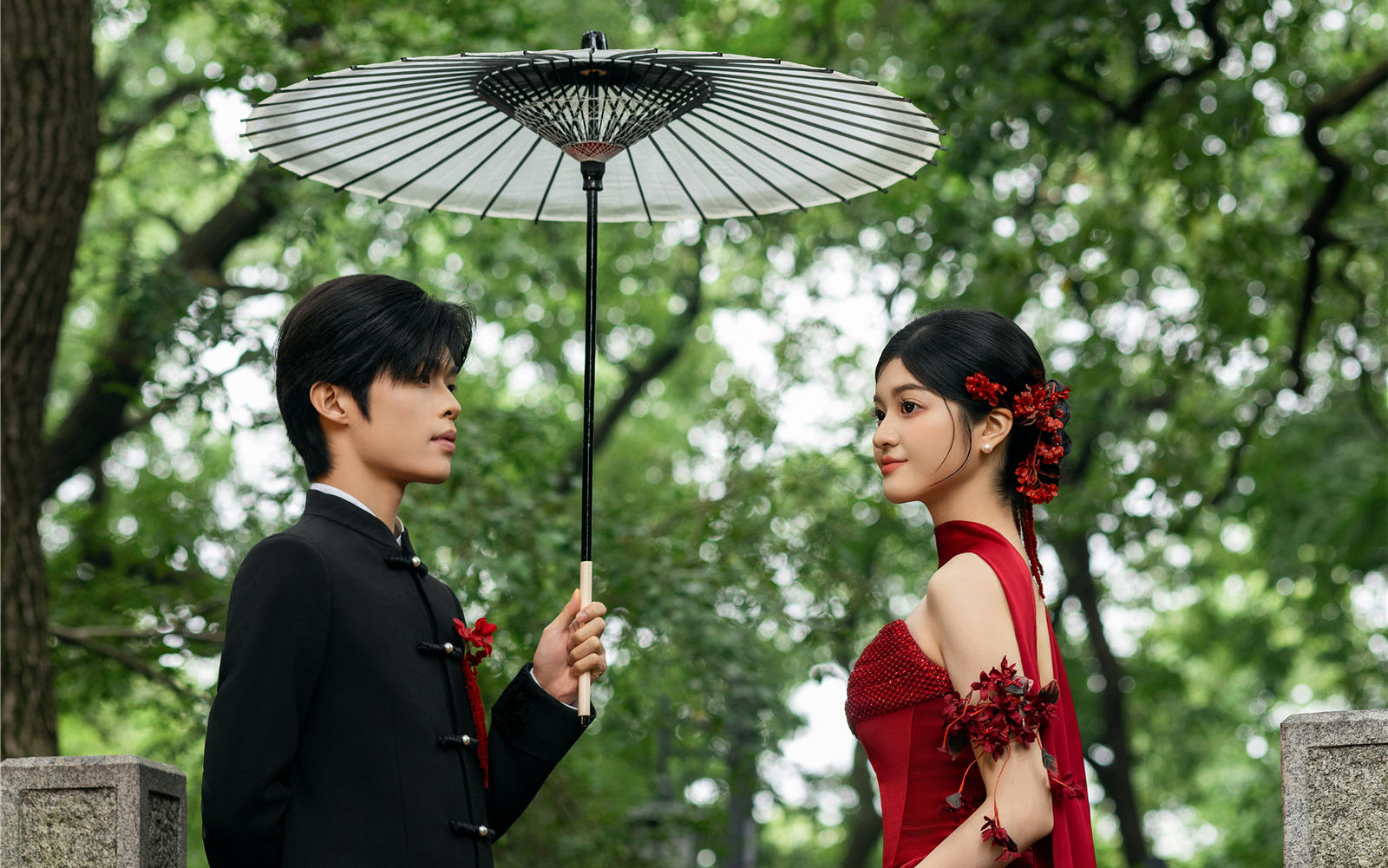 太好看了??中國(guó)紅園林婚紗照把東方美學(xué)拿捏住了?