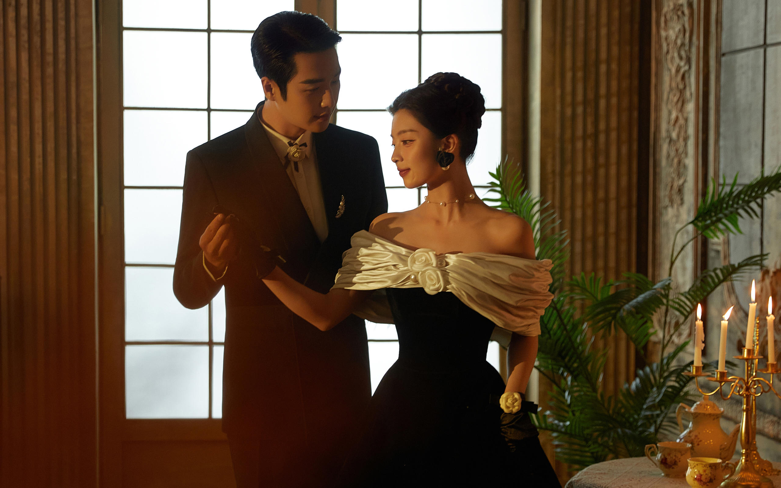 高定禮服加深，鎏金光影交織，婚照盡顯奢華格調(diào)