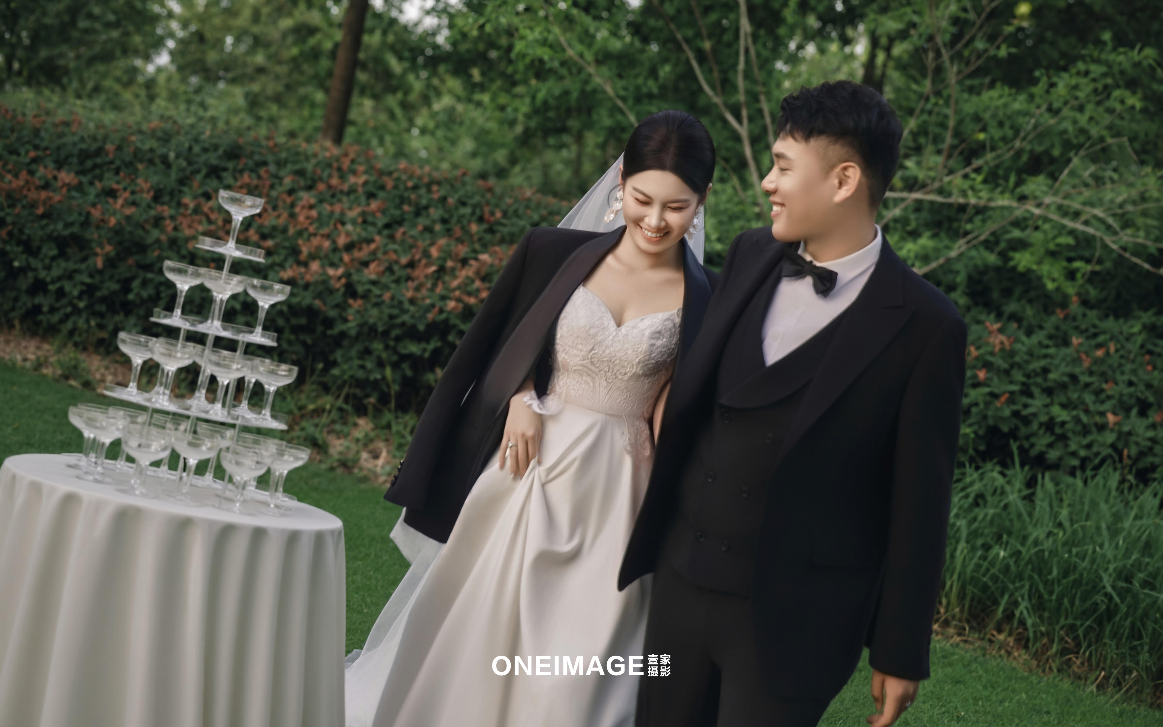 【壹家摄影】草坪婚礼+墨镜杀疯了 时尚大片松弛感