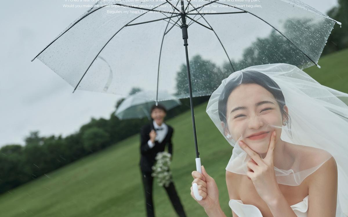 雨天婚纱照｜草坪雨幕中的爱情，每一帧都是心动