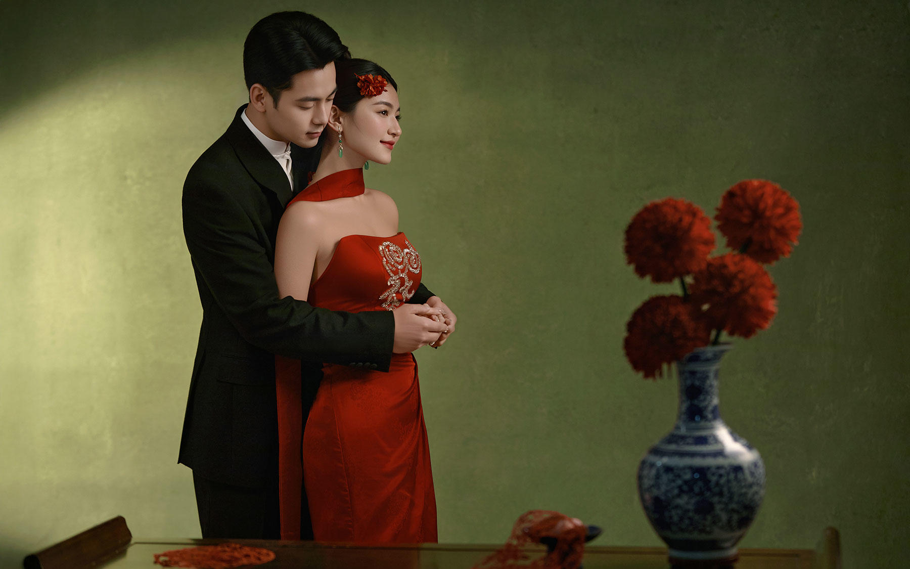 红裙墨绿境婚照，中式雅韵裹满温柔亲昵🏮