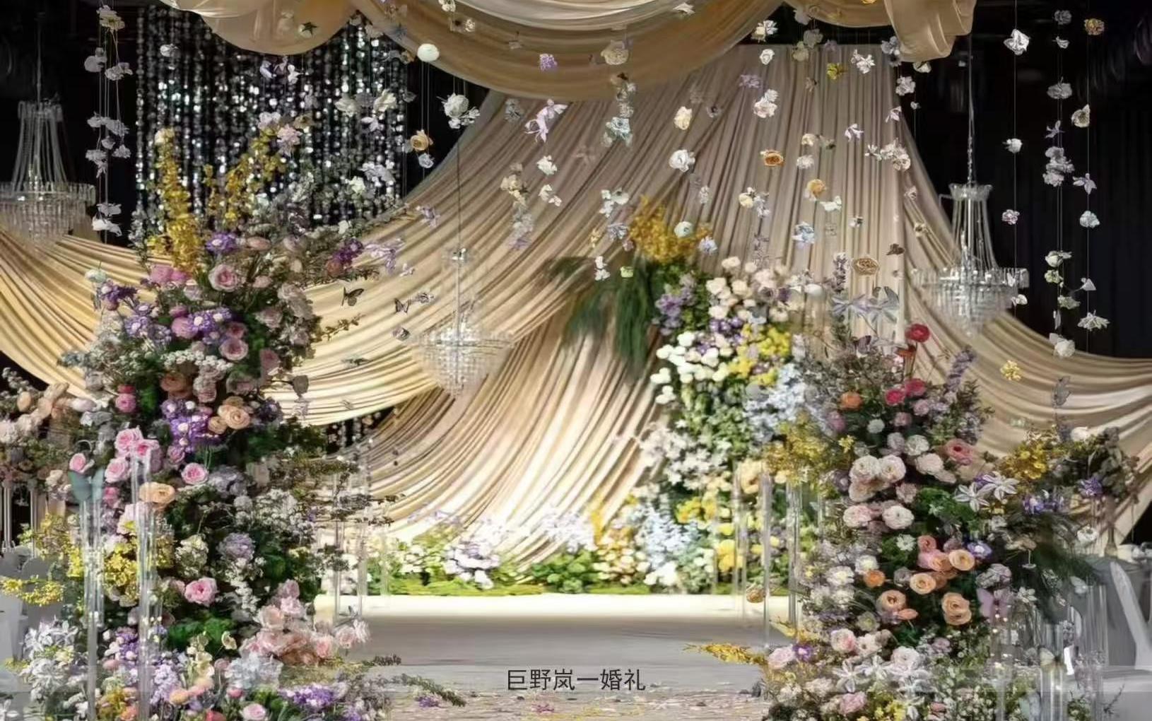 香槟色亮片布幔，轻盈映衬婚礼浪漫