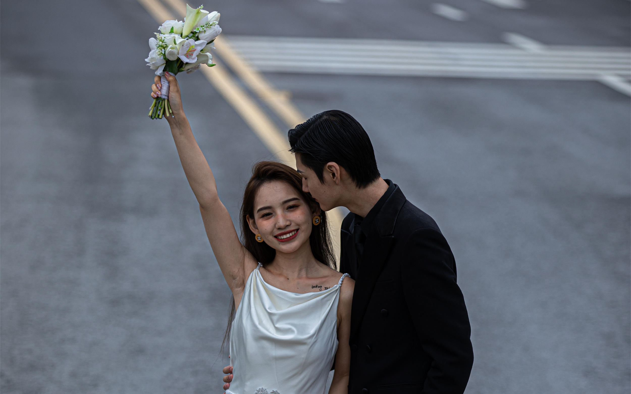 超出片的外景公路婚纱照！！随性又浪漫