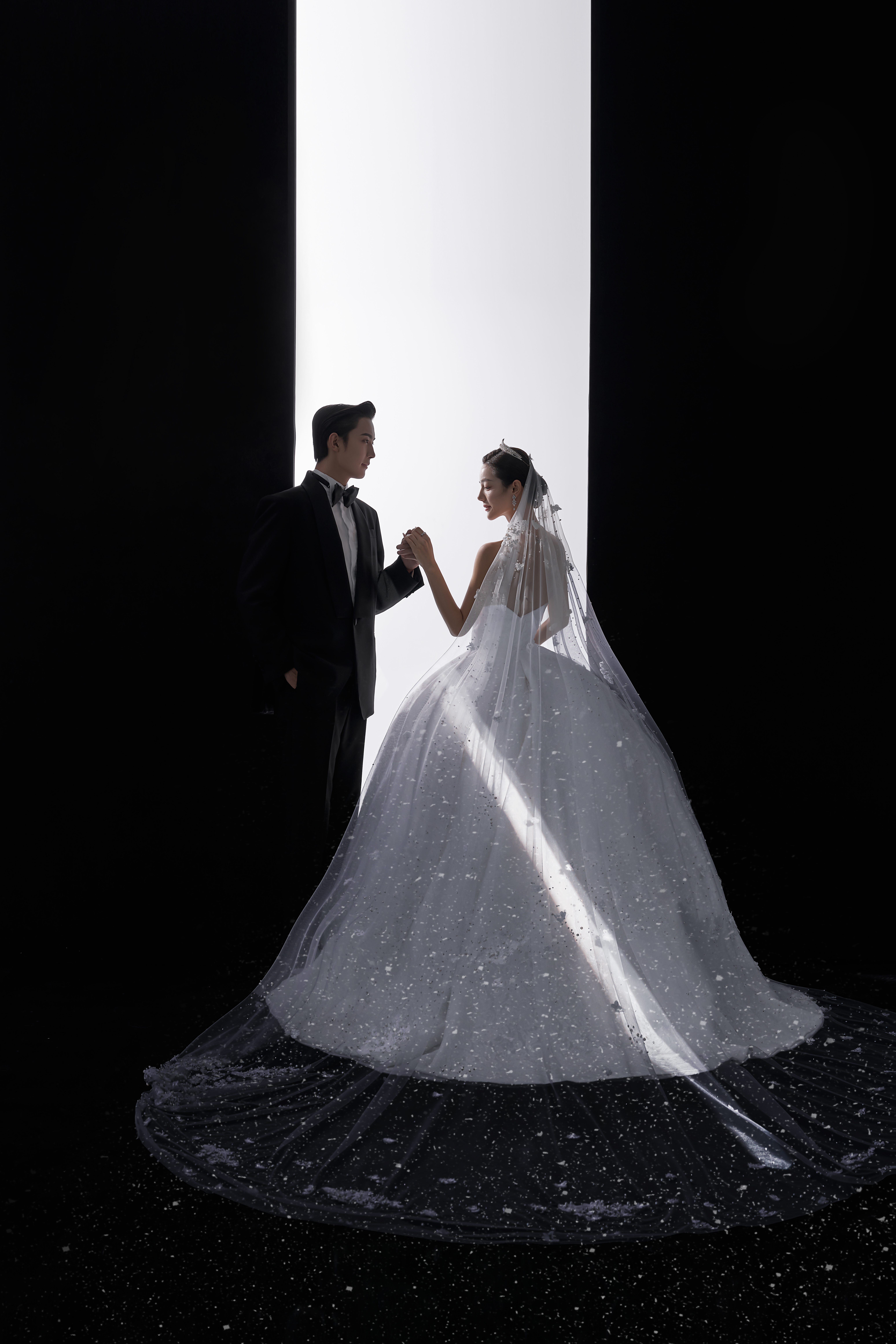 4699套餐送：跟妝+新娘4套+伴娘服+伴郎服 