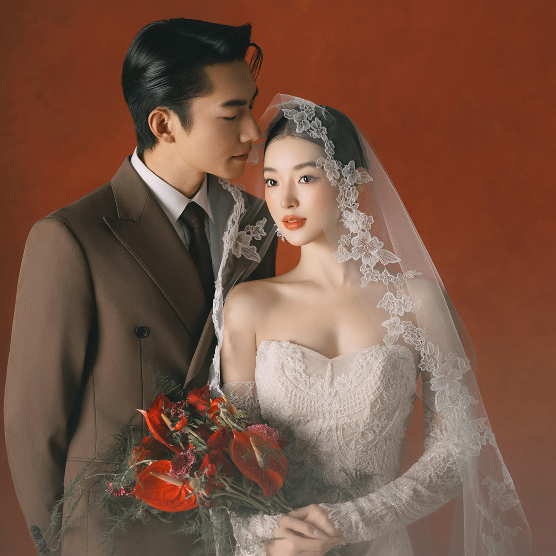 法式红底婚纱照太有氛围感了吧！