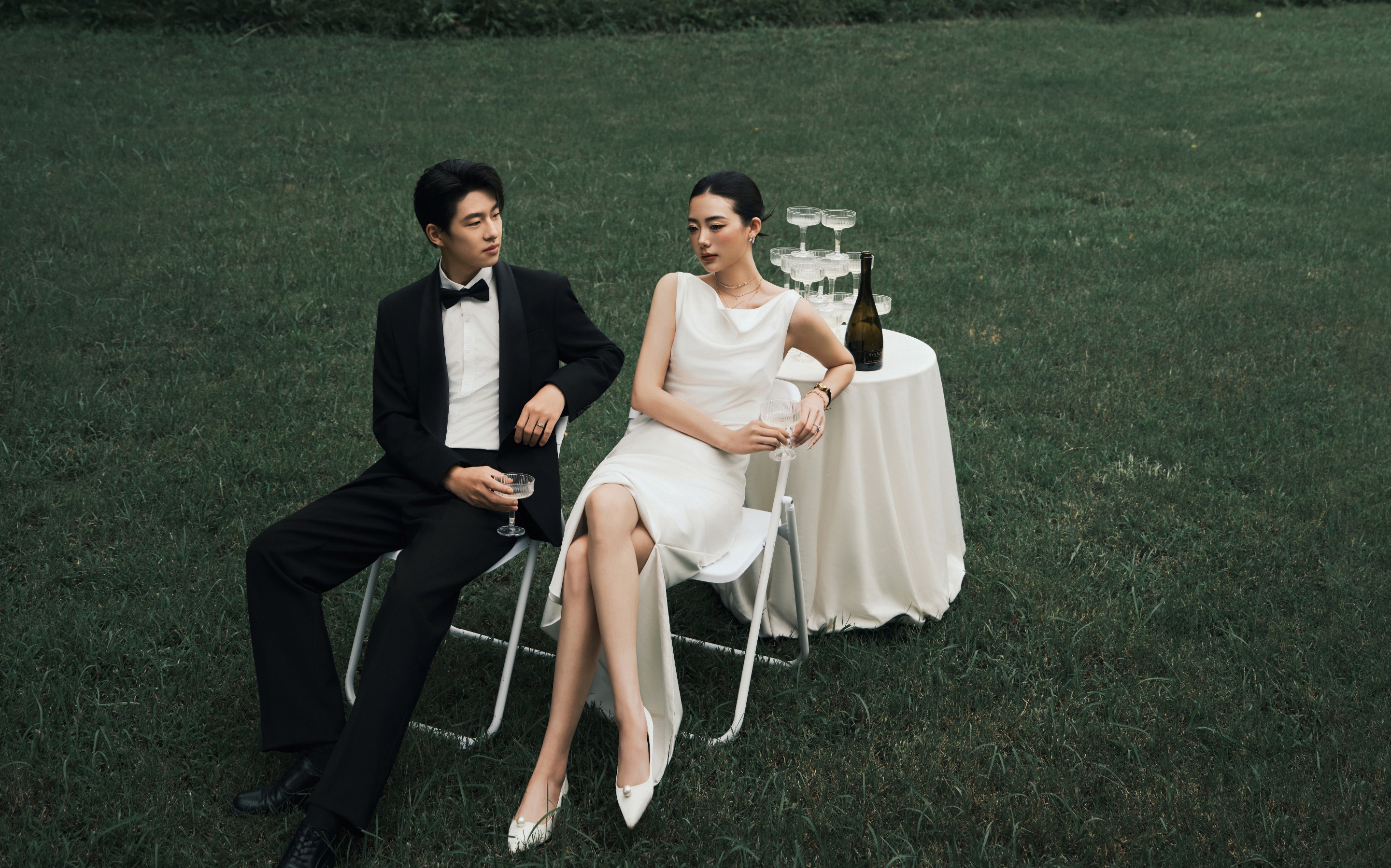 电影感草坪婚纱照✨简约缎面真的太绝了