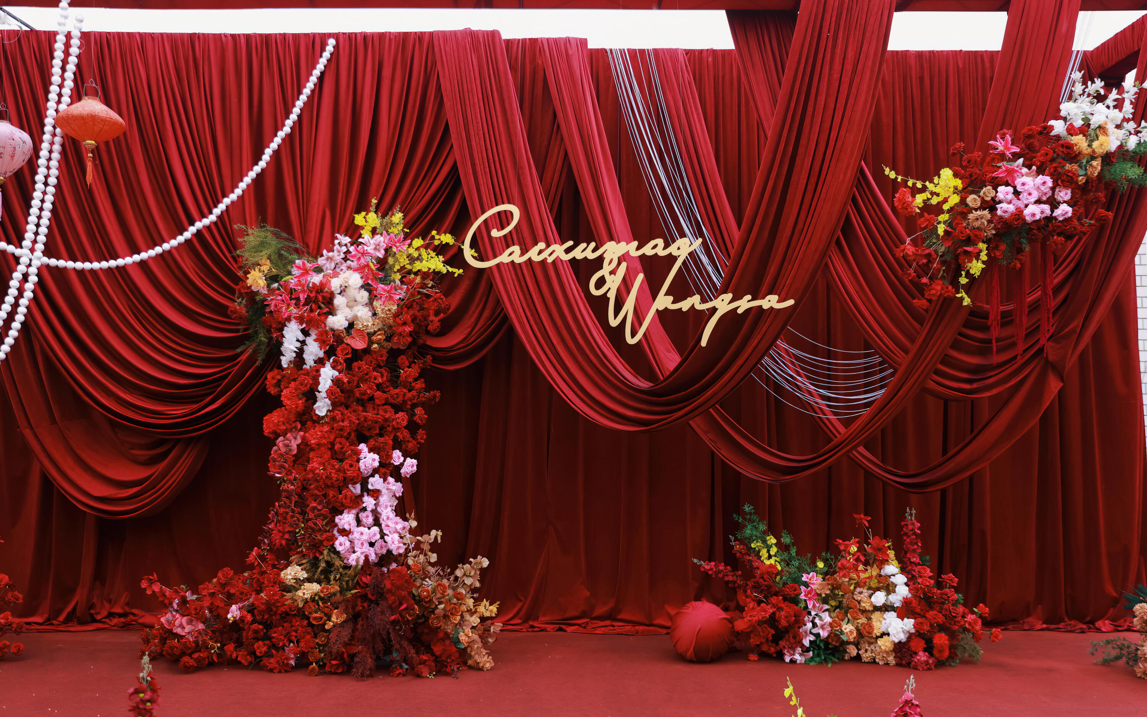 自家红色布幔婚礼