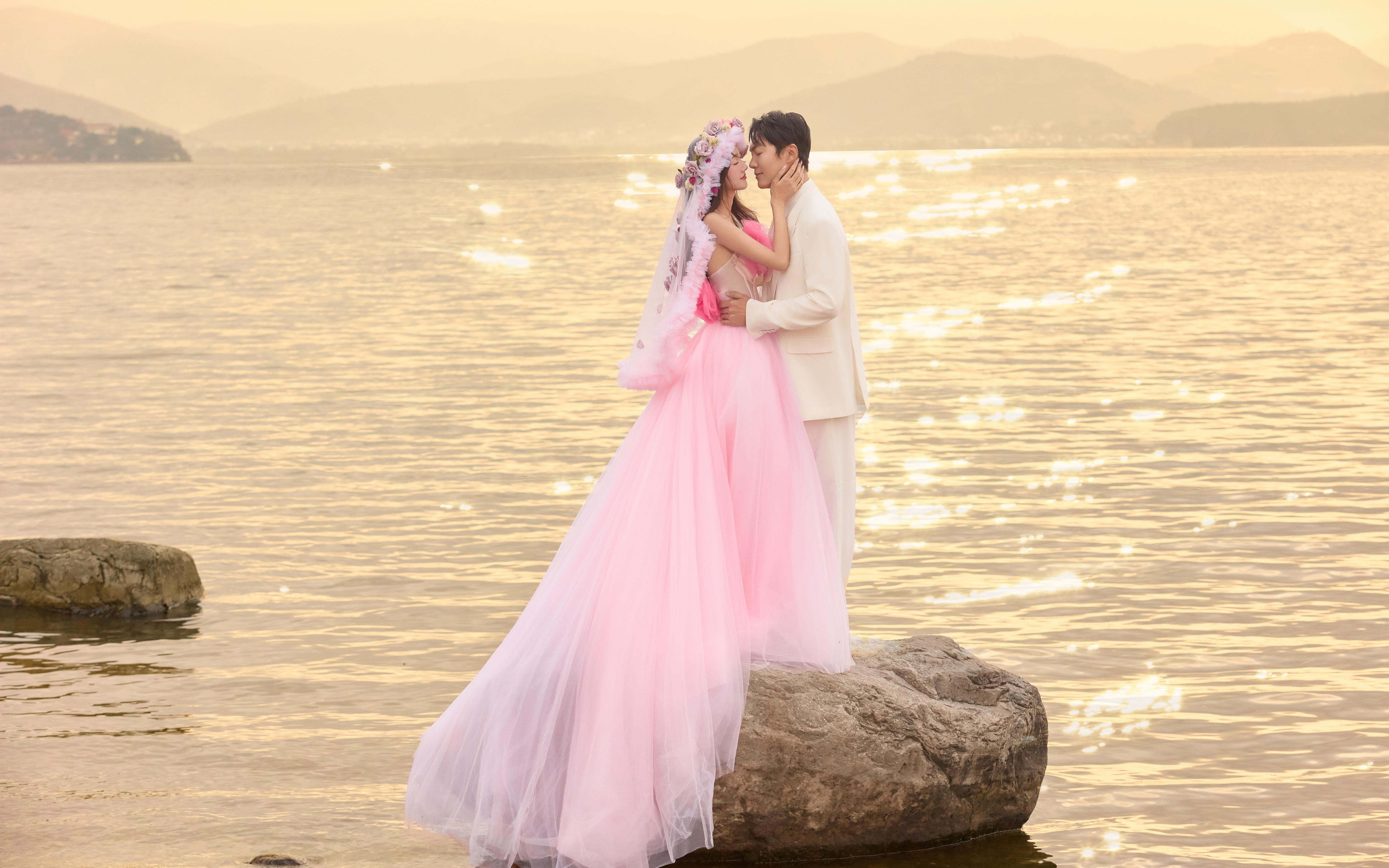 《粉色拖尾纱 | 海边梦幻童话婚照》