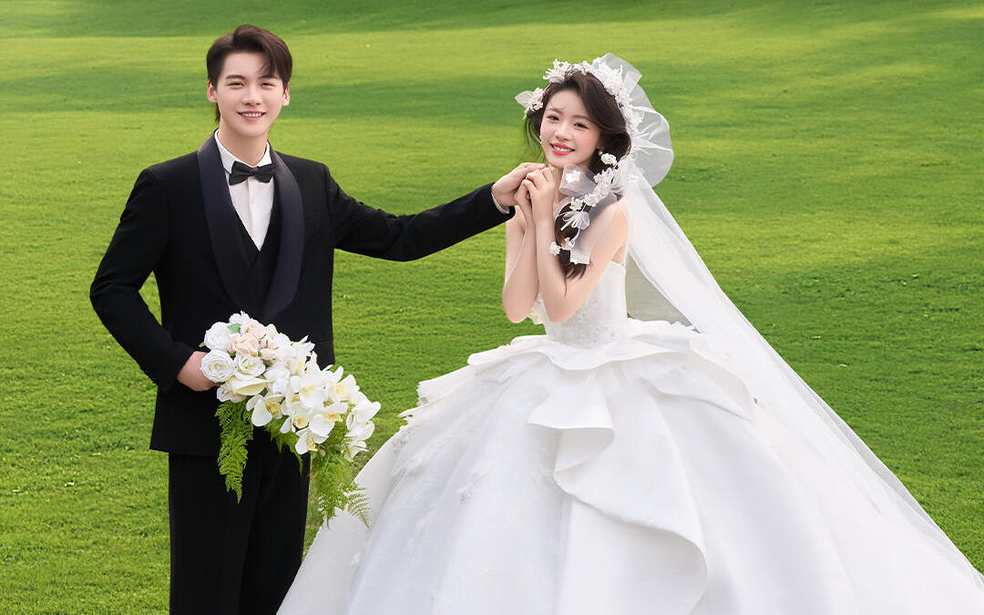 夏季必拍的森系草坪婚纱照