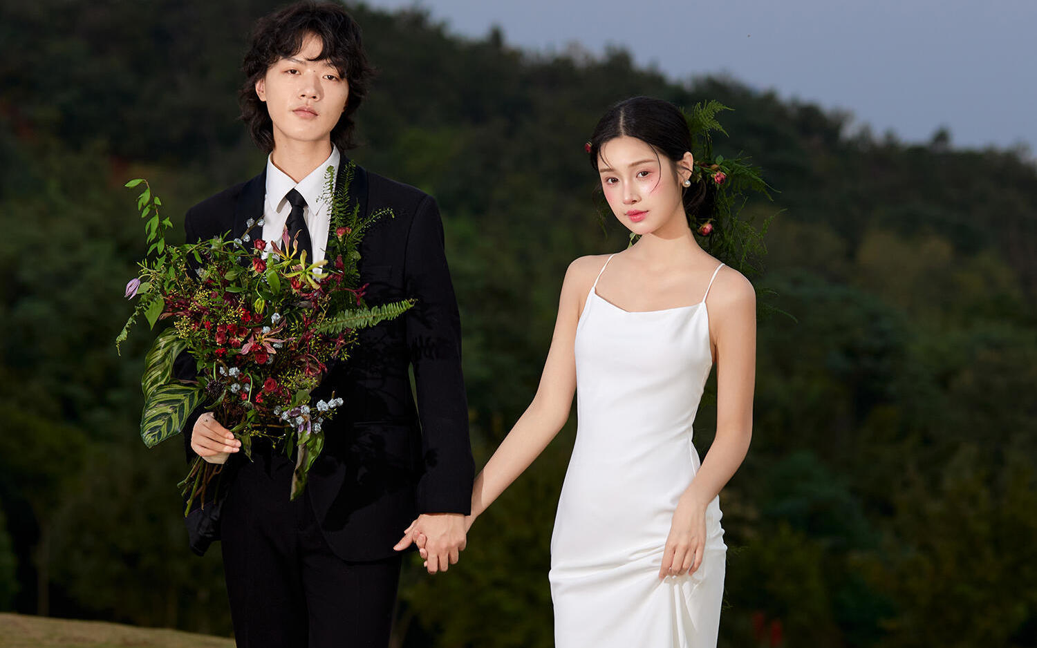 这一刻的含金量谁懂 山顶夕阳氛围感婚纱照﻿