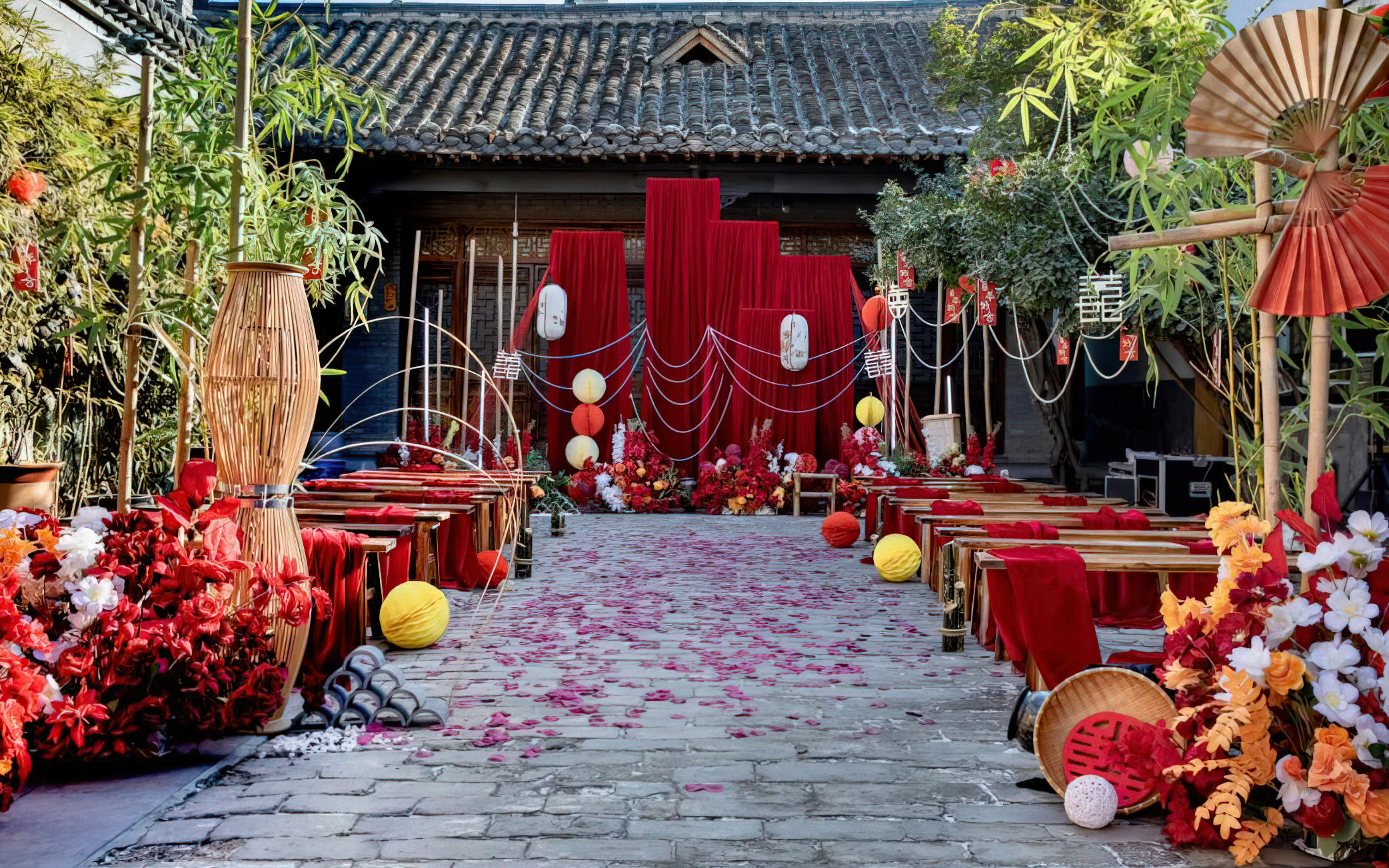 庭院中式婚禮，紅綢花意浪漫