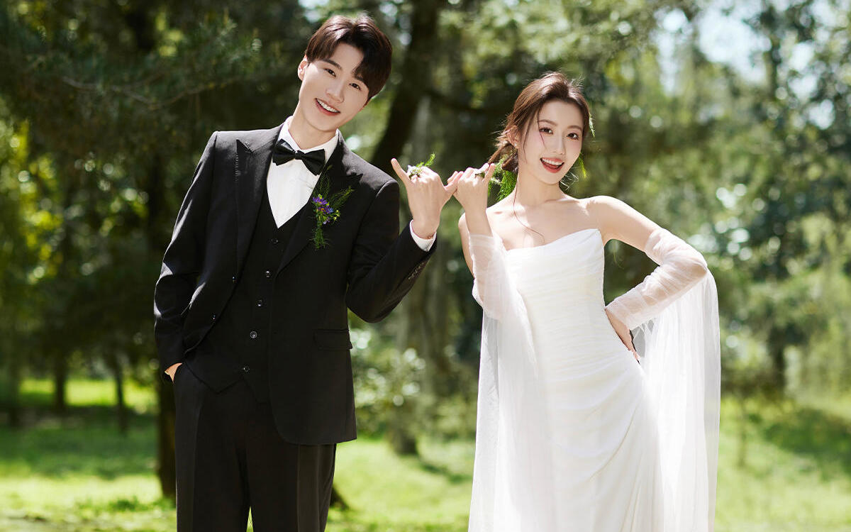 美到犯規(guī)！電影感超強(qiáng)的森系草坪婚紗照！