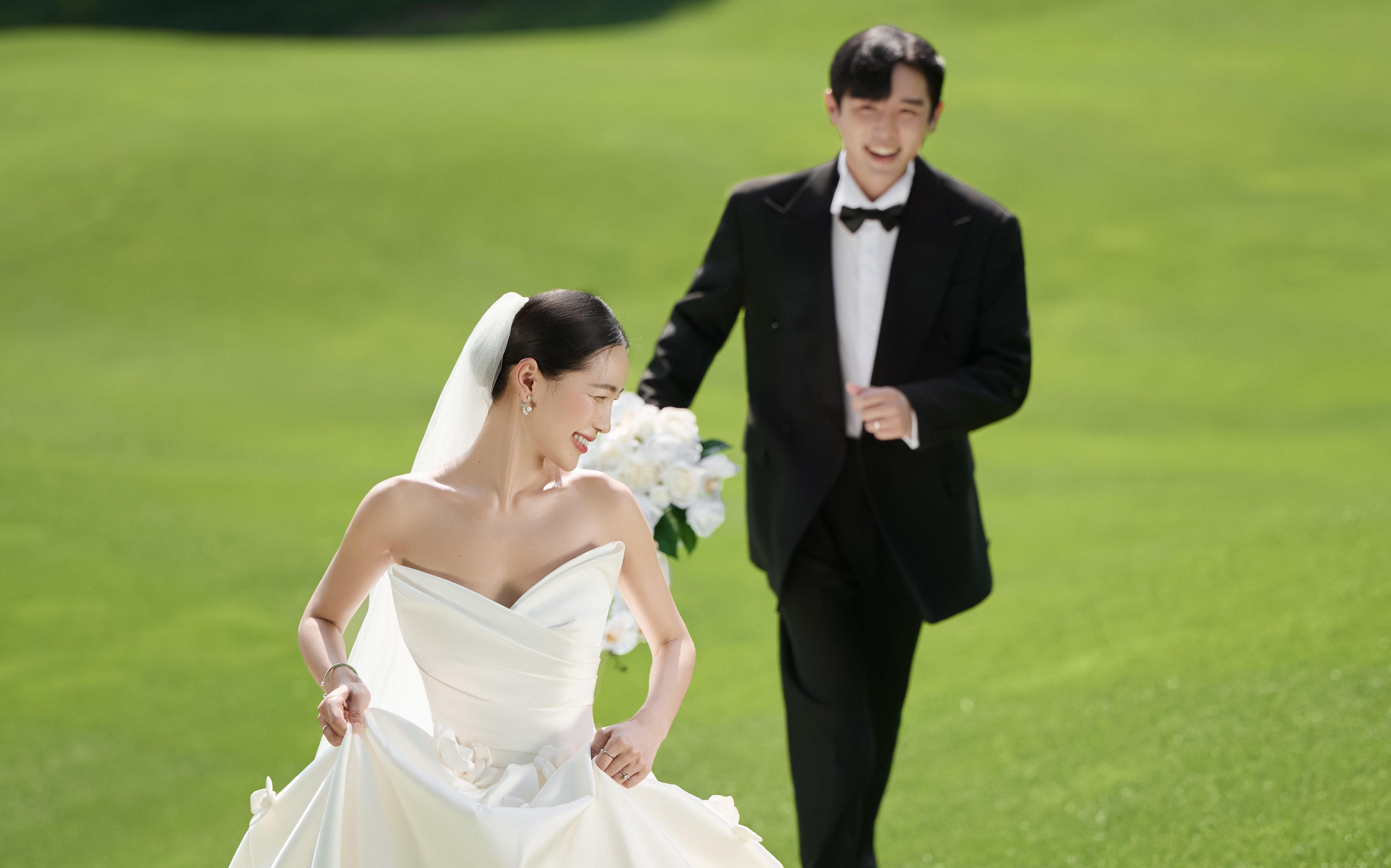啊啊啊 這才是夏天該拍的森系草坪婚紗照