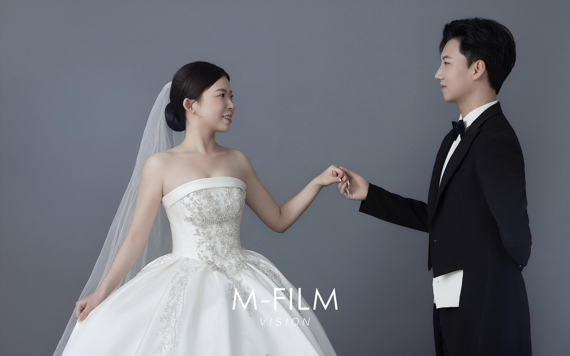 极简灰婚纱照的高级感溢出屏幕