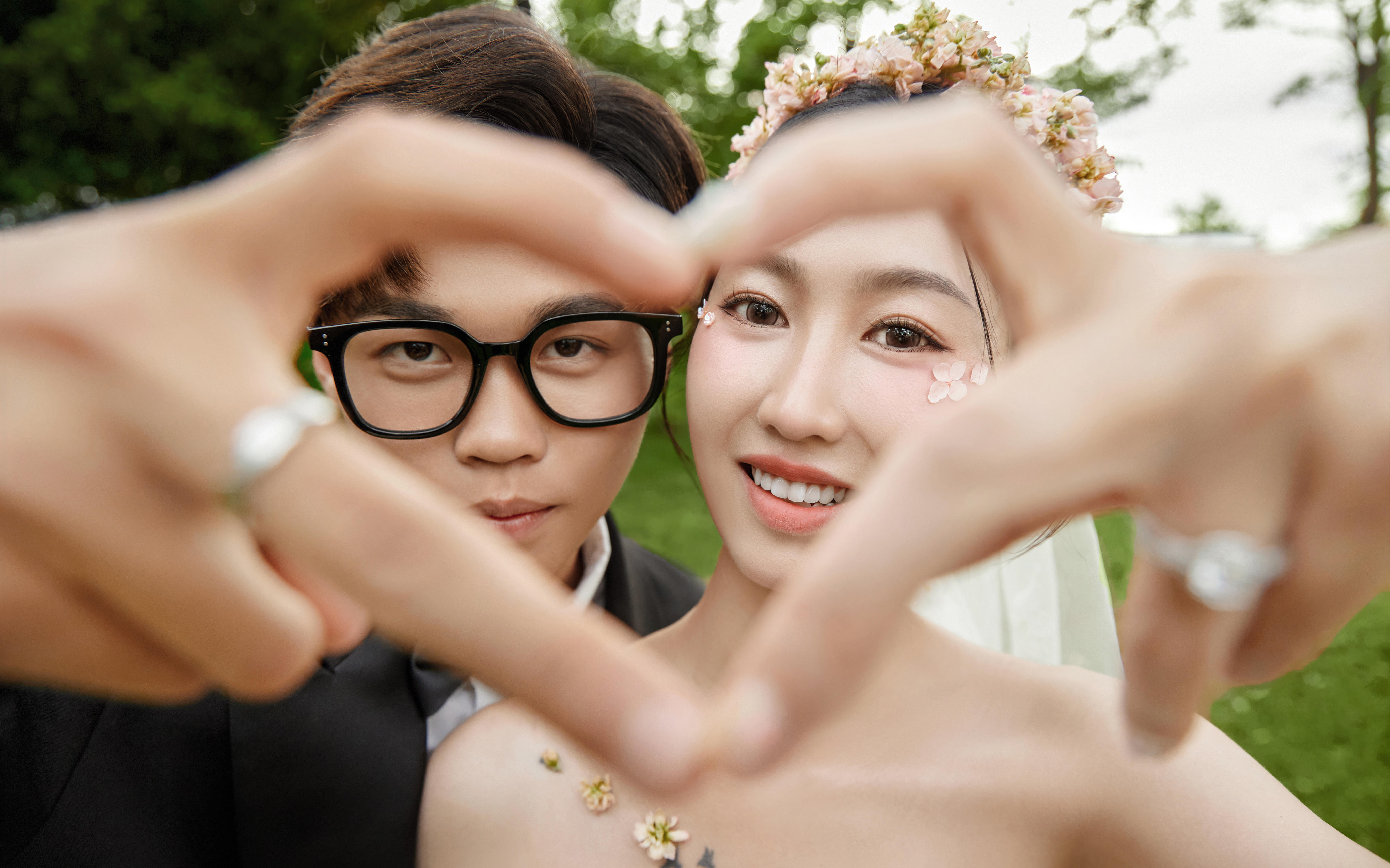 【施华洛摄影】外景清新草坪婚纱照