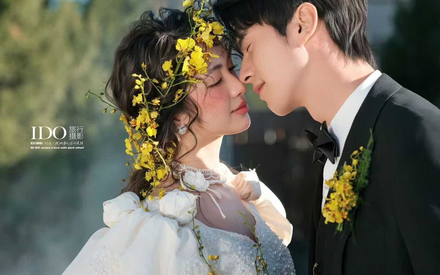 日光落肩頭，歲歲共白頭