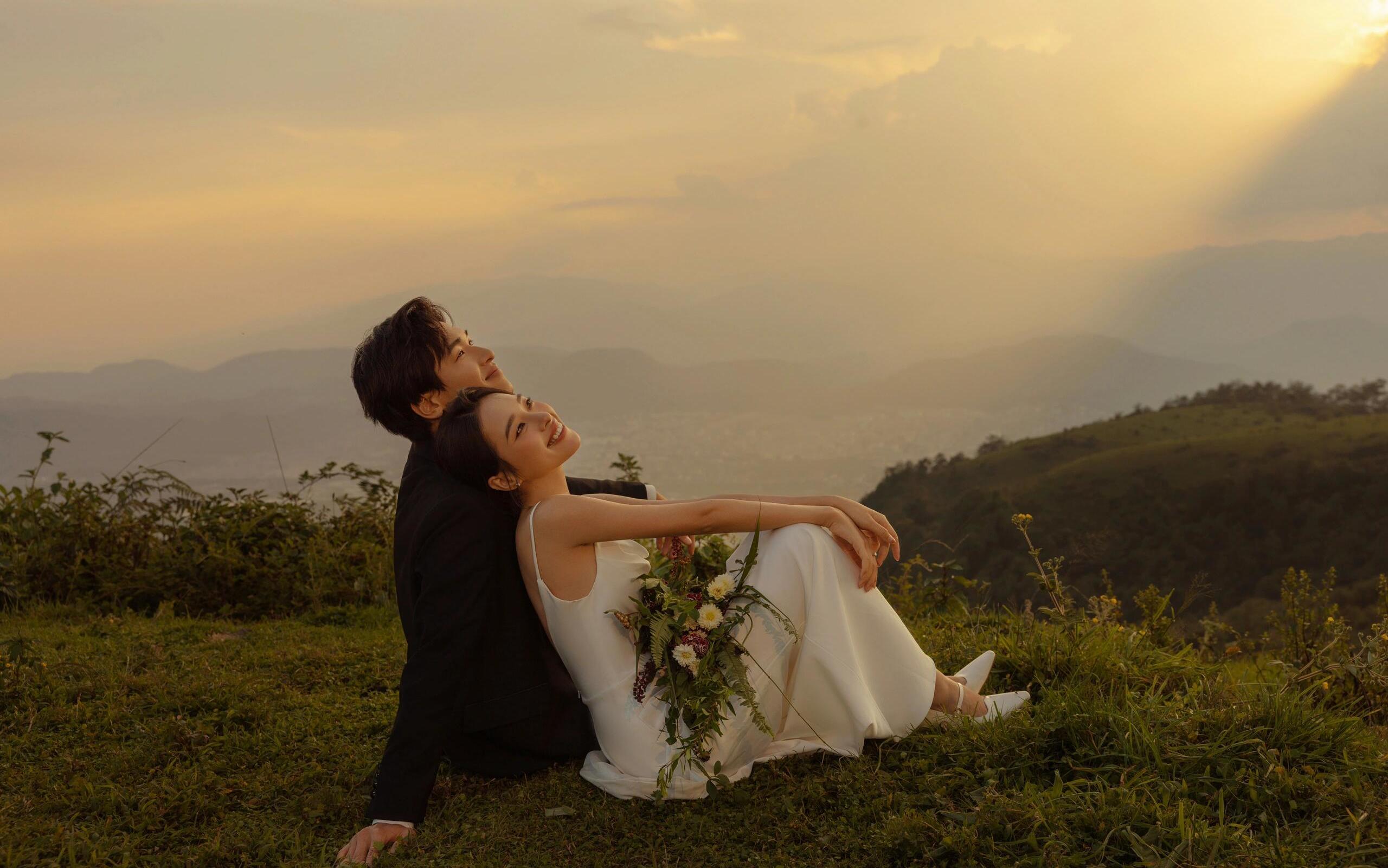 夕阳下的城市旅拍婚纱照
