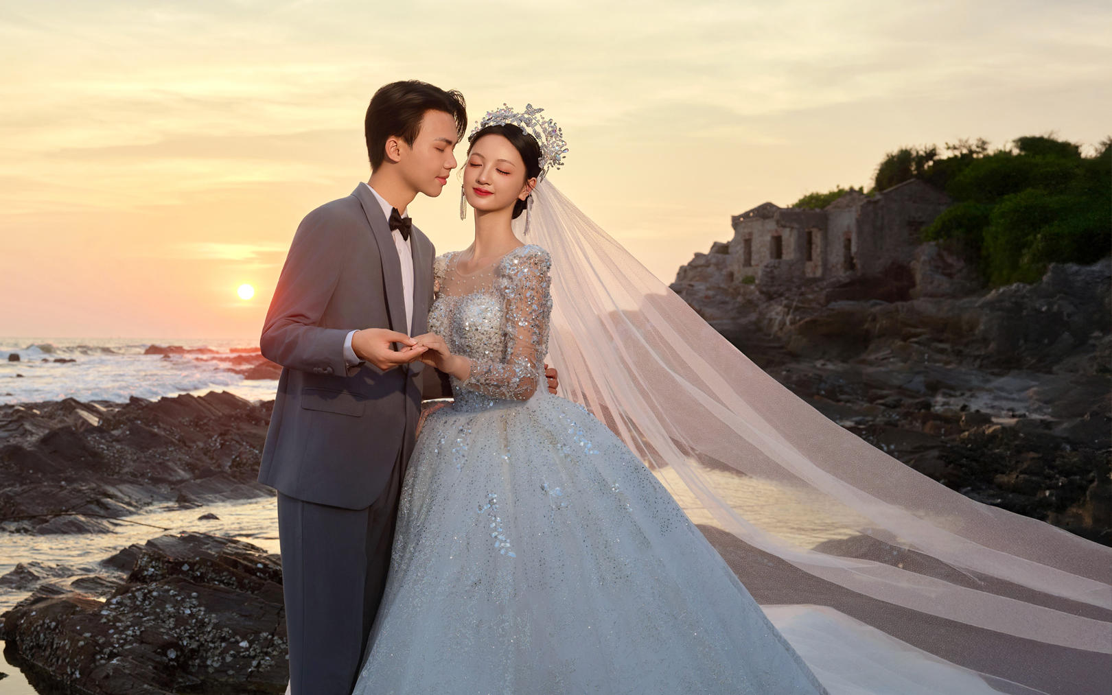 浪漫夕阳礁石婚纱照~让爱与海相拥