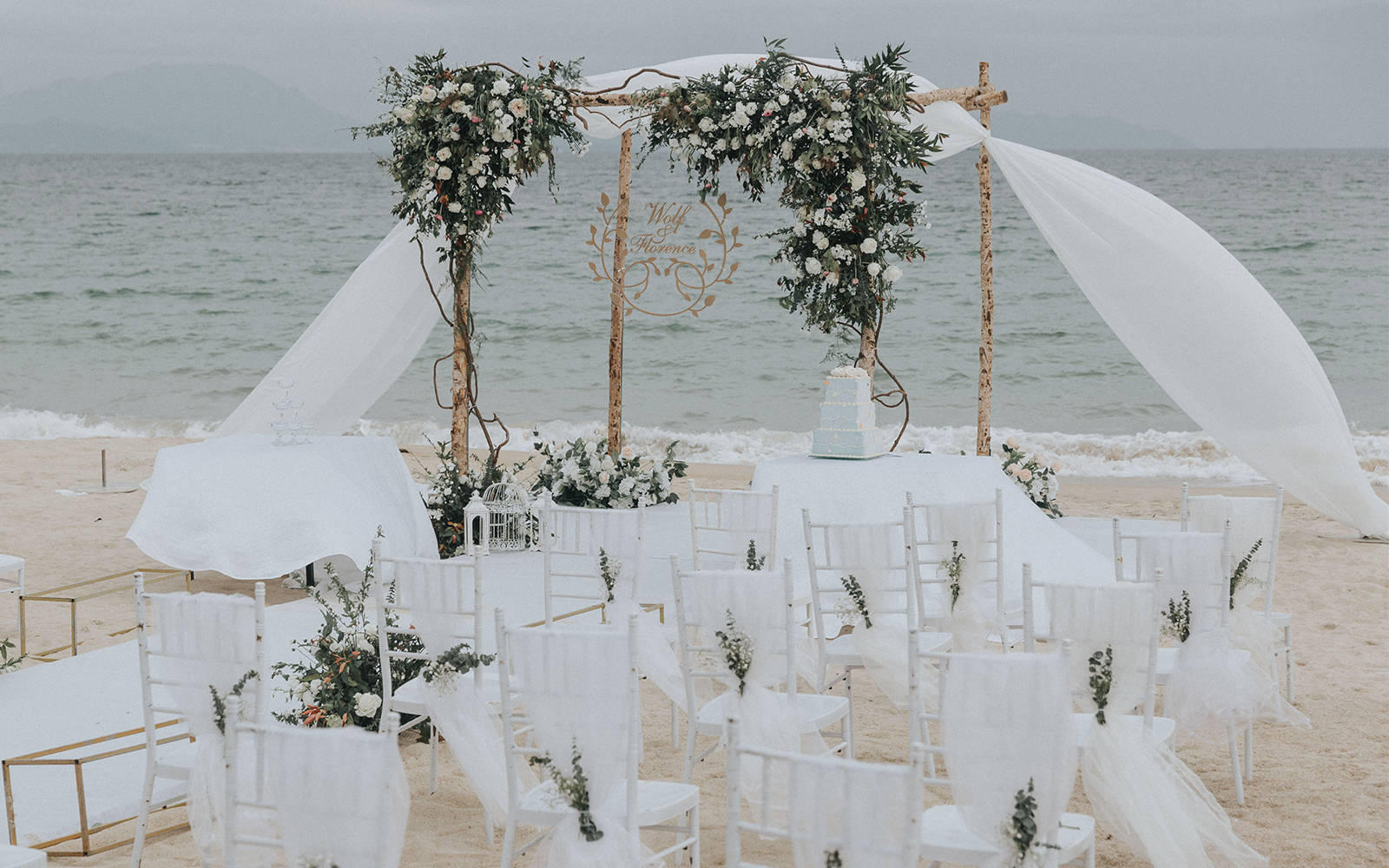 小预算三亚临海草坪婚礼+四大金刚