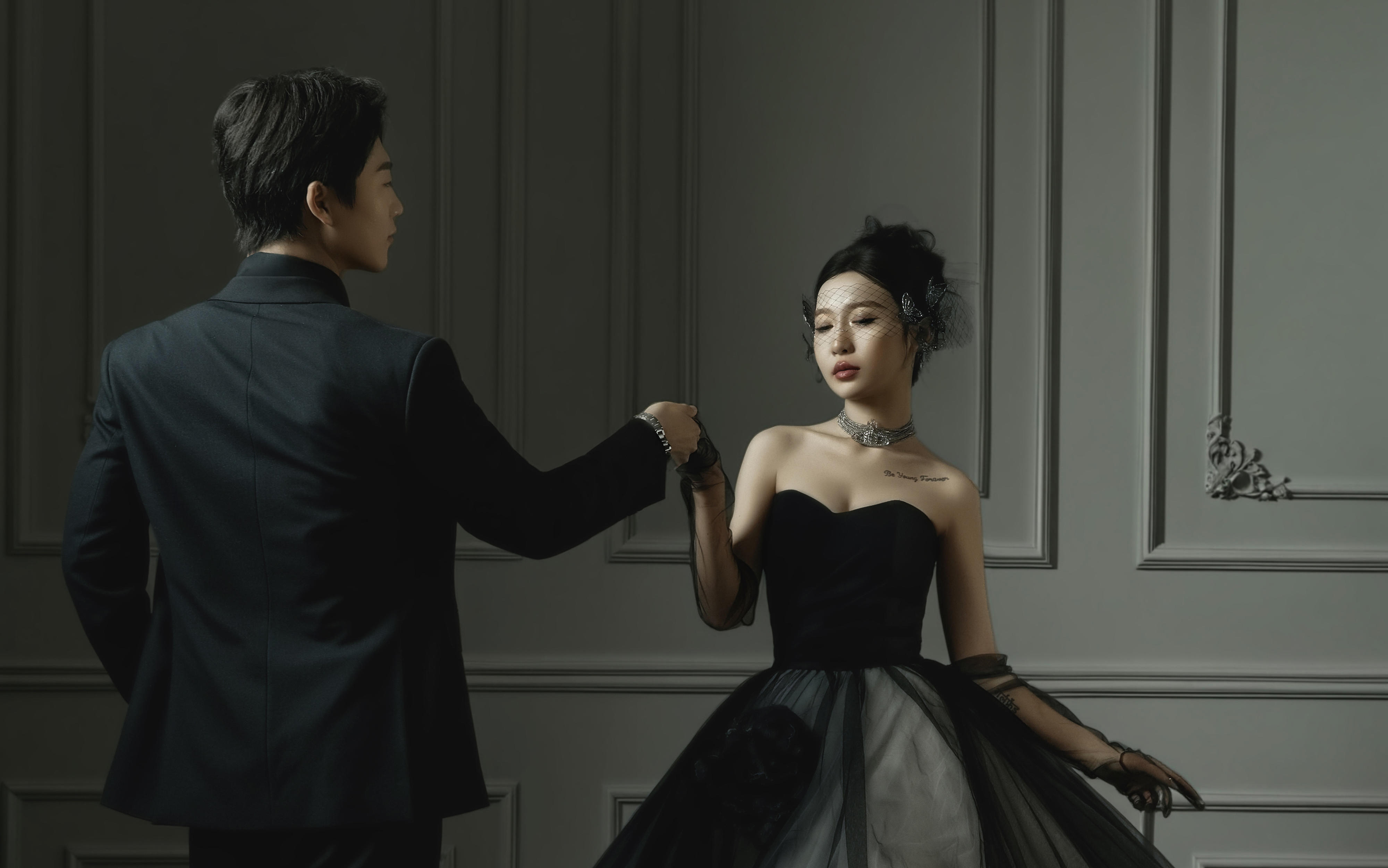 小眾黑紗的室內(nèi)高級(jí)感婚紗照