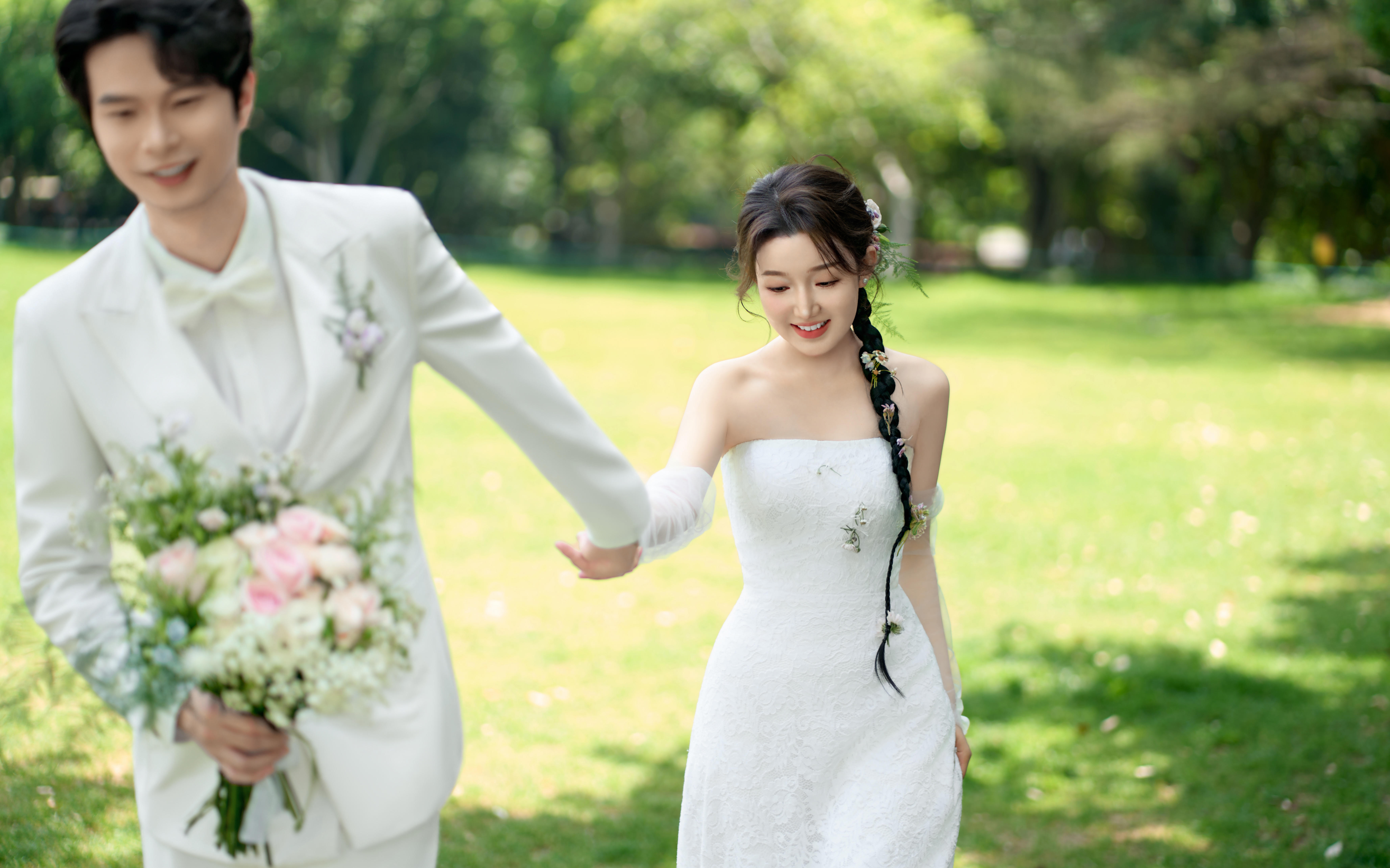 【客片欣赏】看了N遍还是超喜欢草坪松弛感婚纱照！