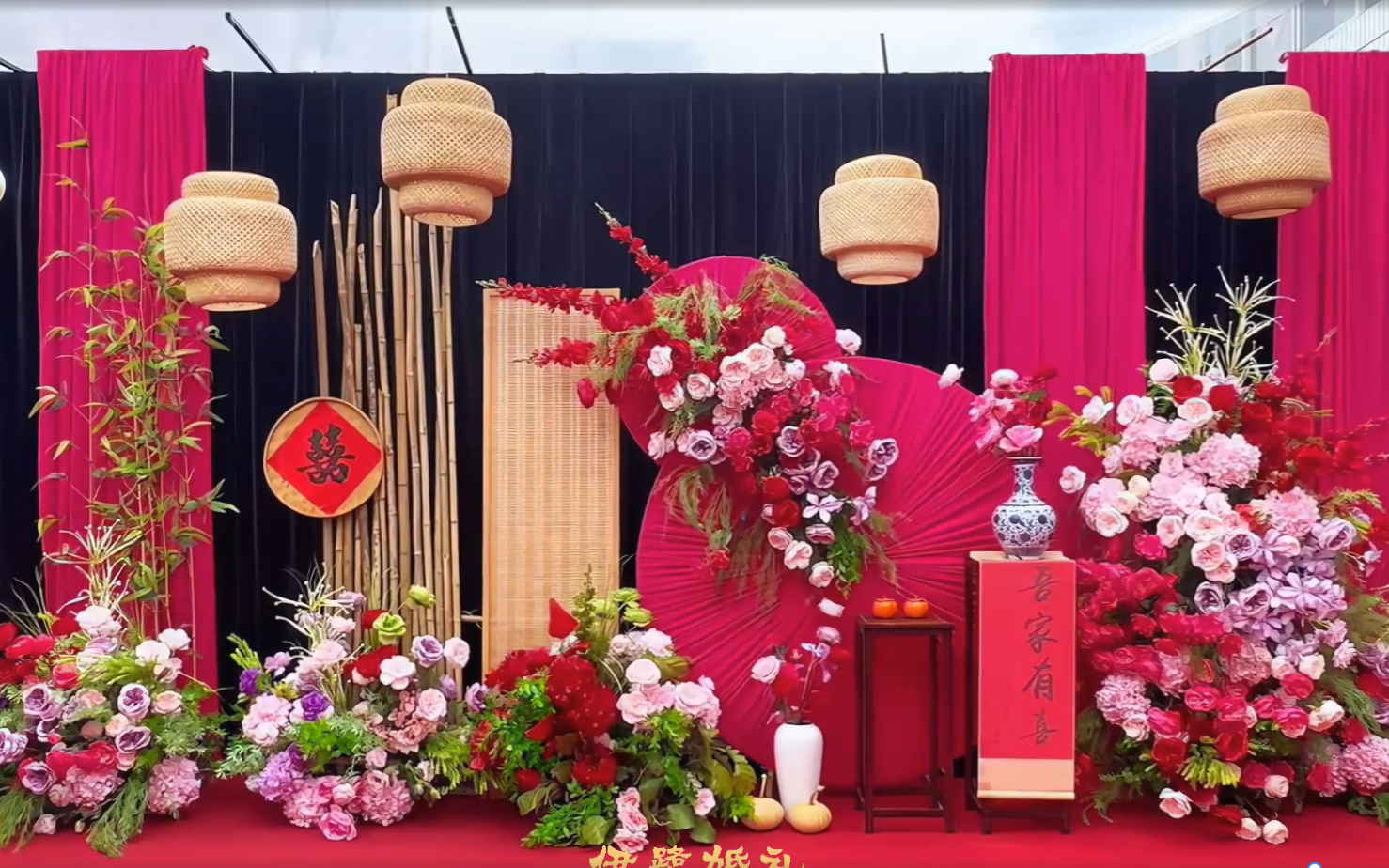 玫红色庭院南洋风婚礼布置