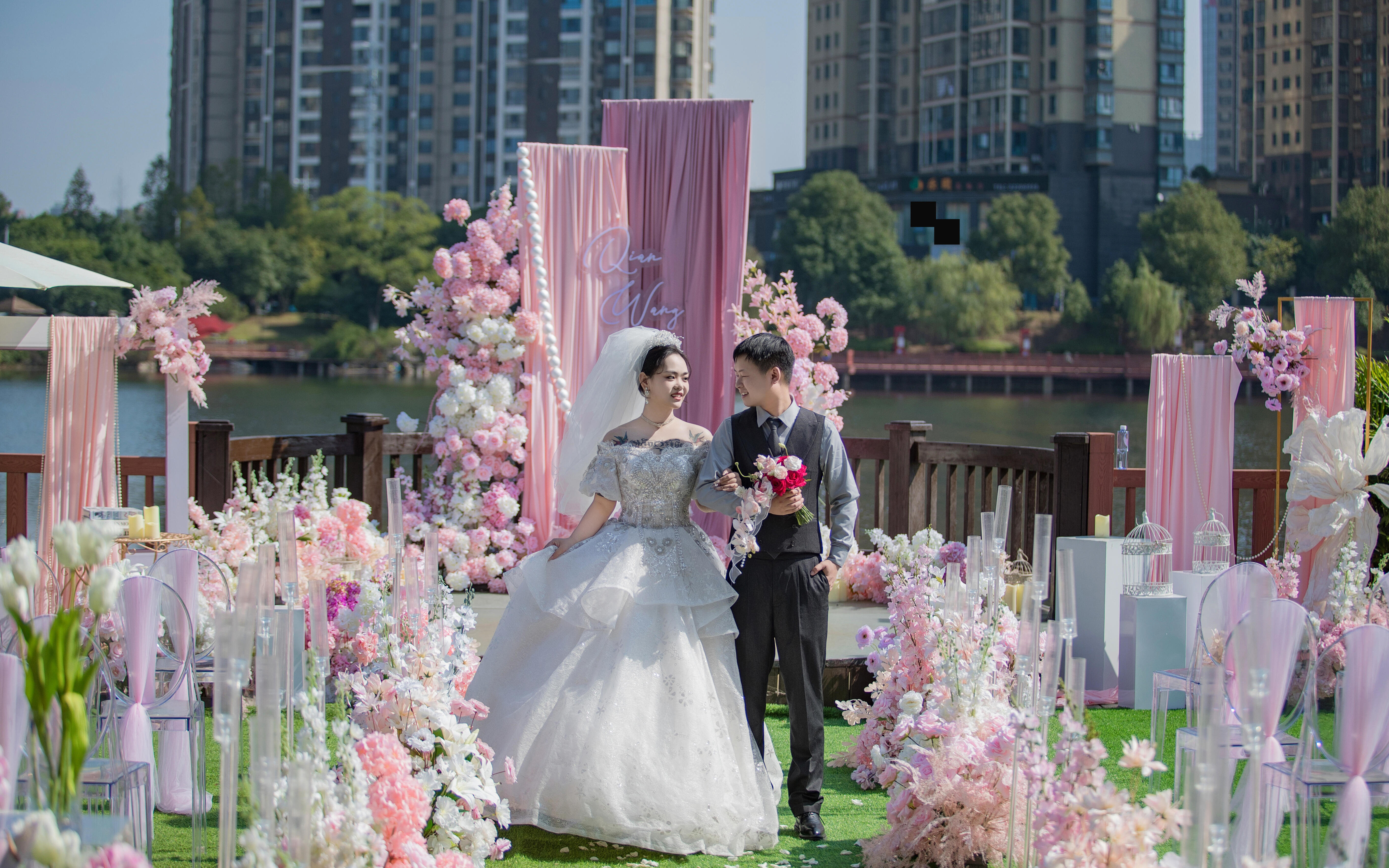 在城市天际线见证爱情，把粉漾浪漫落地 