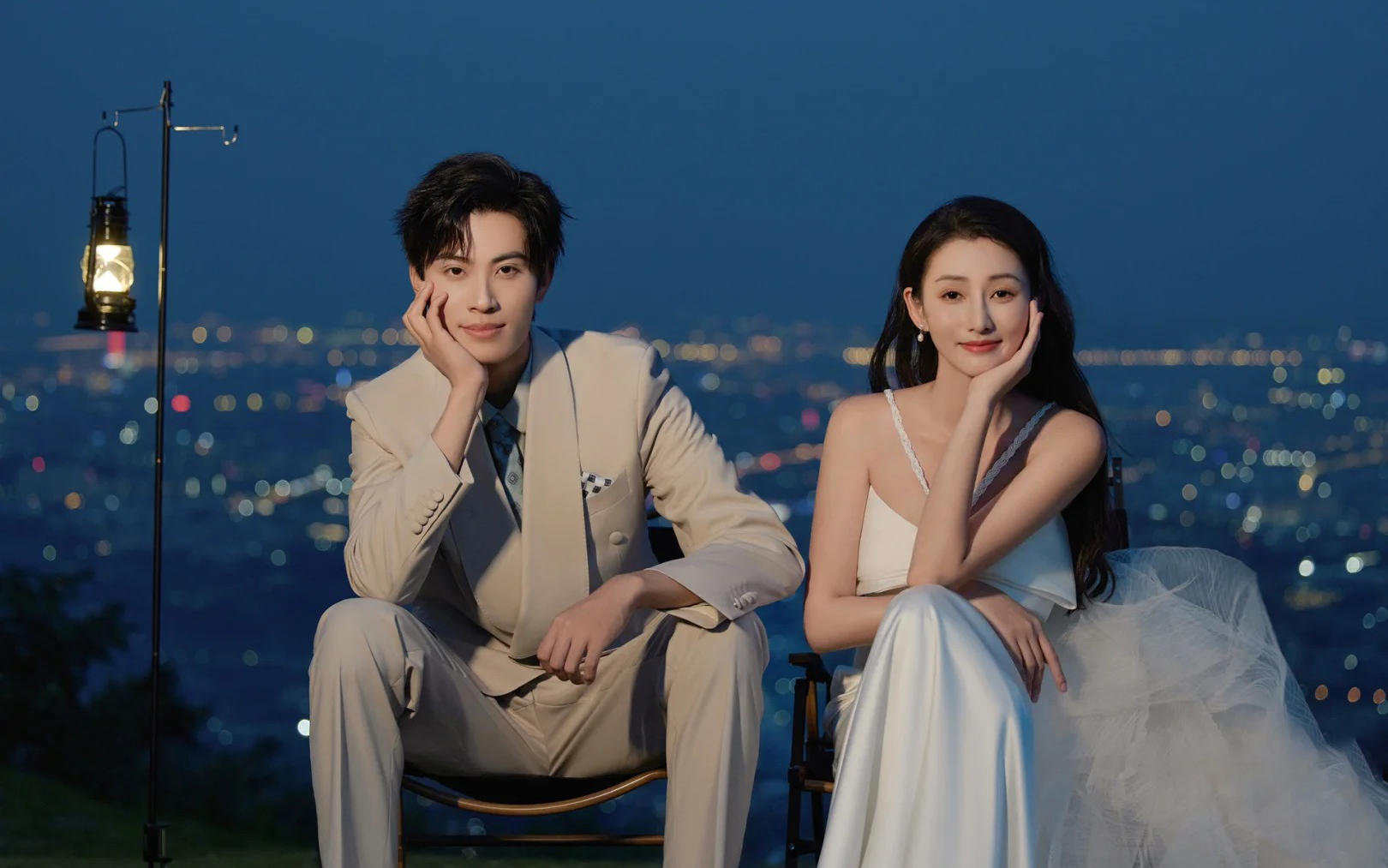 夜景婚照｜山頂縱攬城市霓虹，把浪漫拍成電影大片