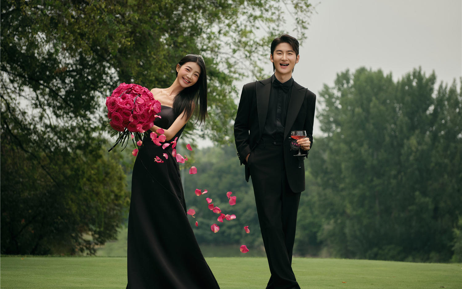 【西北龙摄影】黑纱玫瑰！电影感拉满的草坪婚纱照