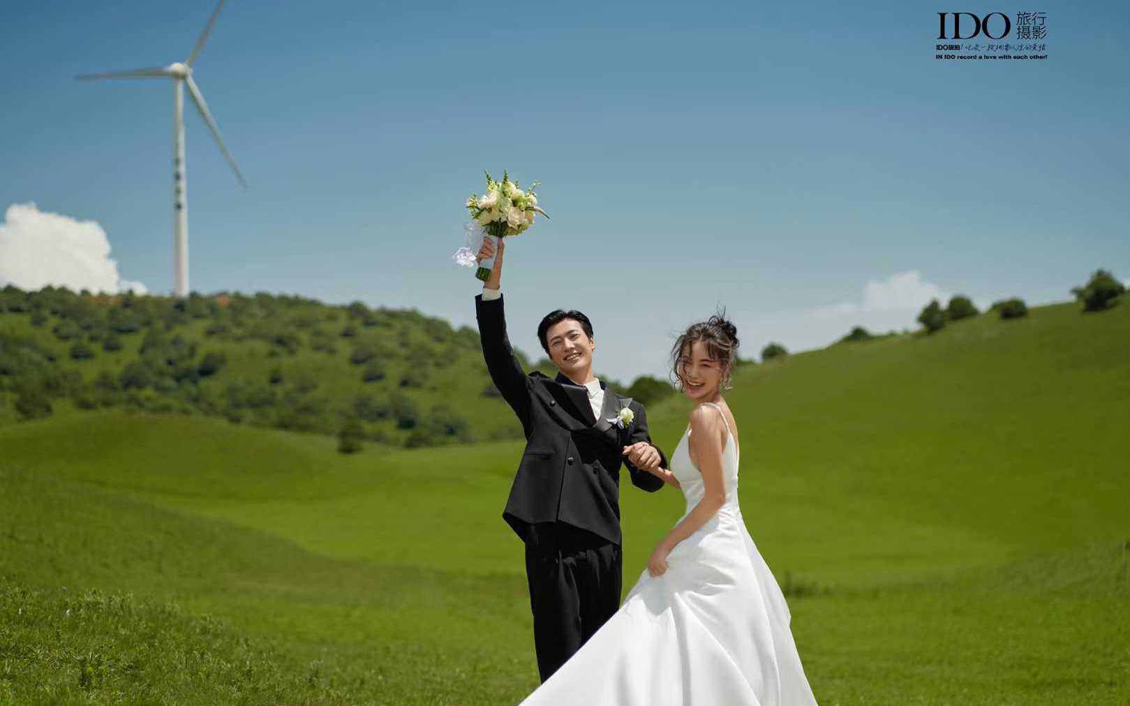 草原户外清新婚纱照：风电山下的自然系浪漫