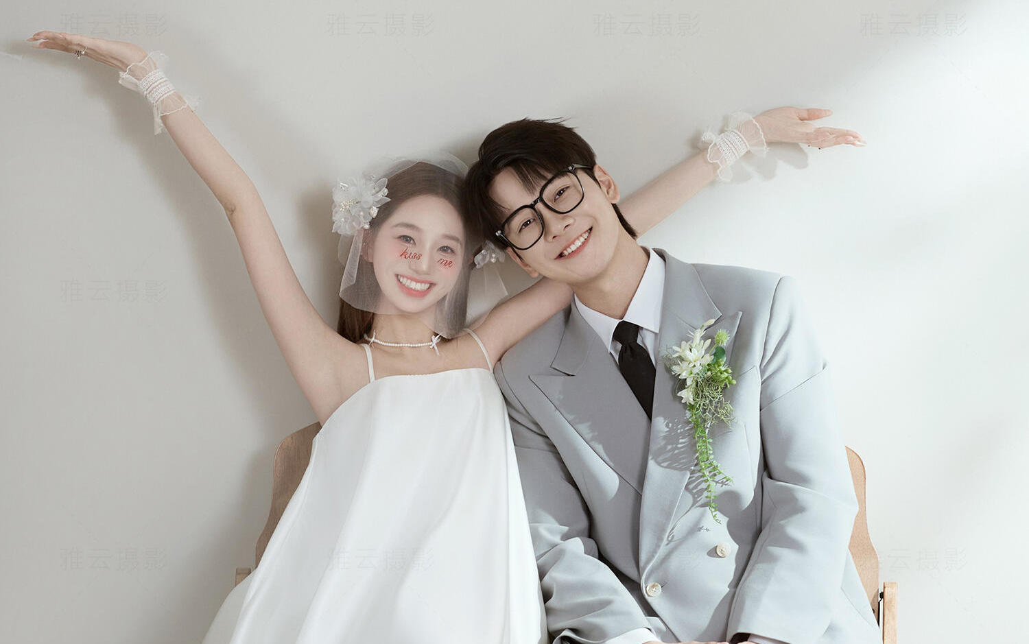 就愛?這種簡約韓式內(nèi)景婚紗照怎么拍都出片