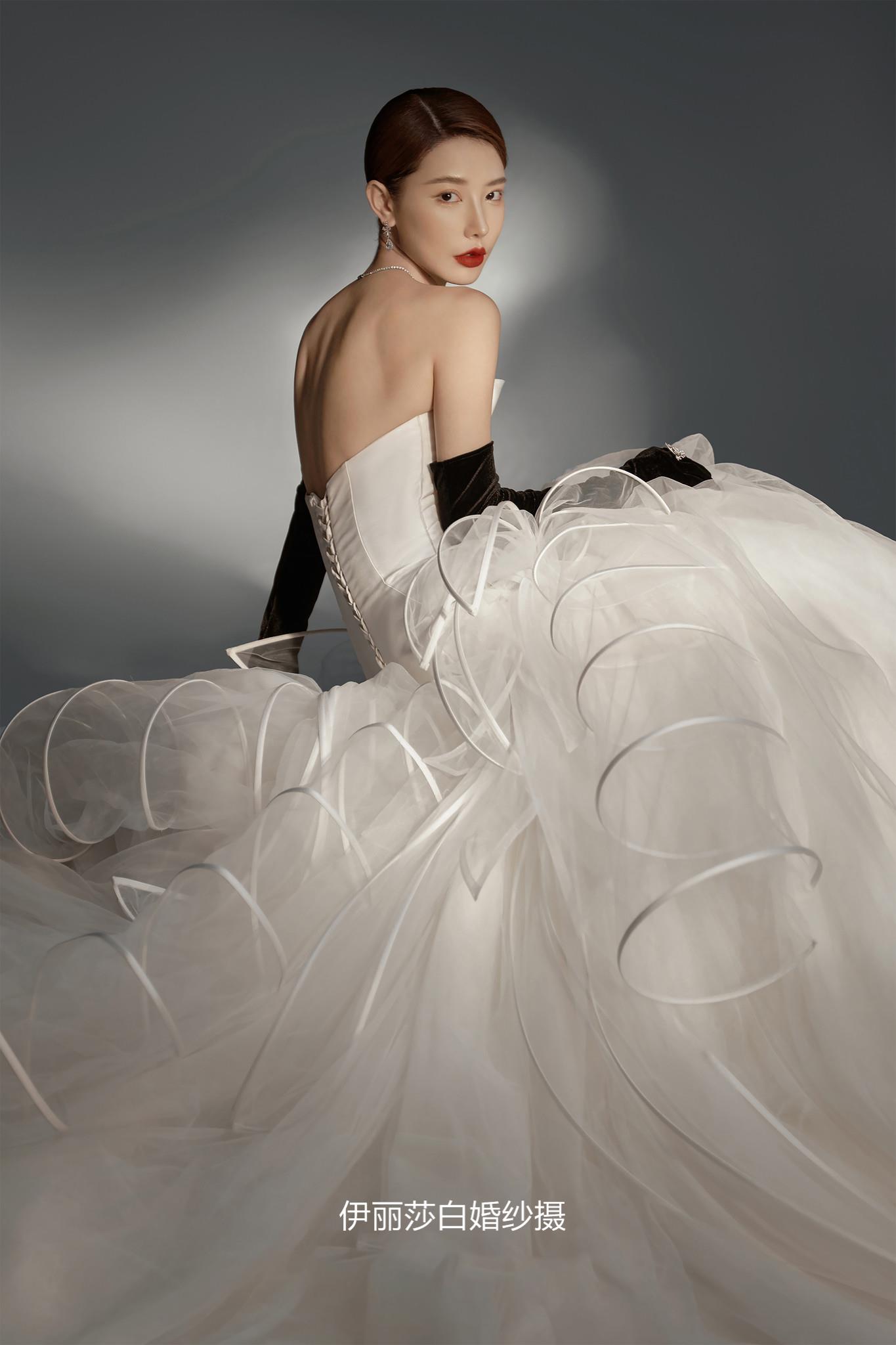 4699套餐送：跟妆+新娘4套+伴娘服+伴郎服 