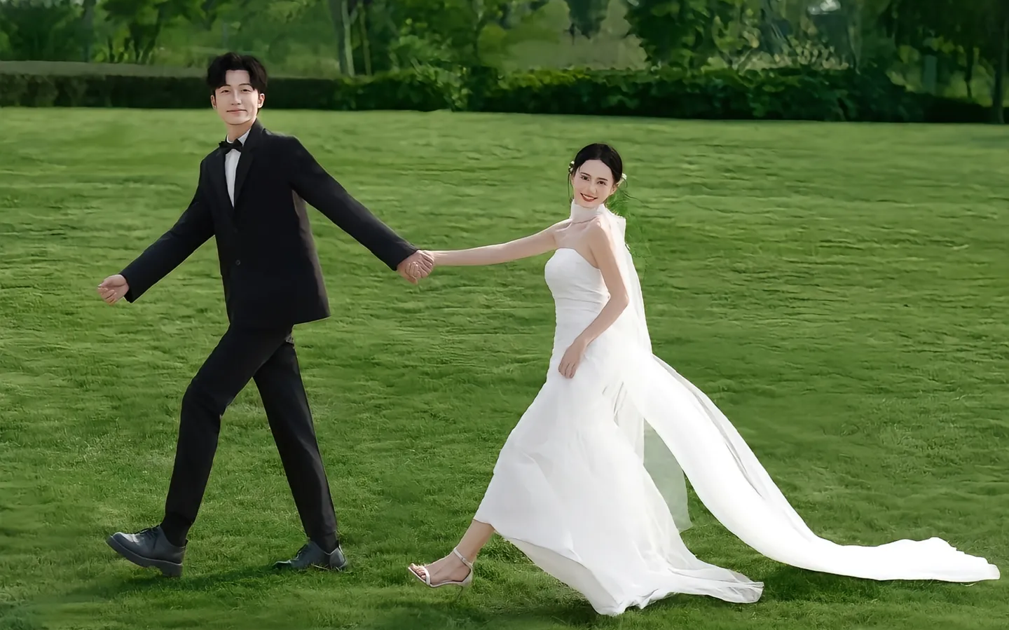 陽光草坪婚紗照，新人互動滿是幸福感