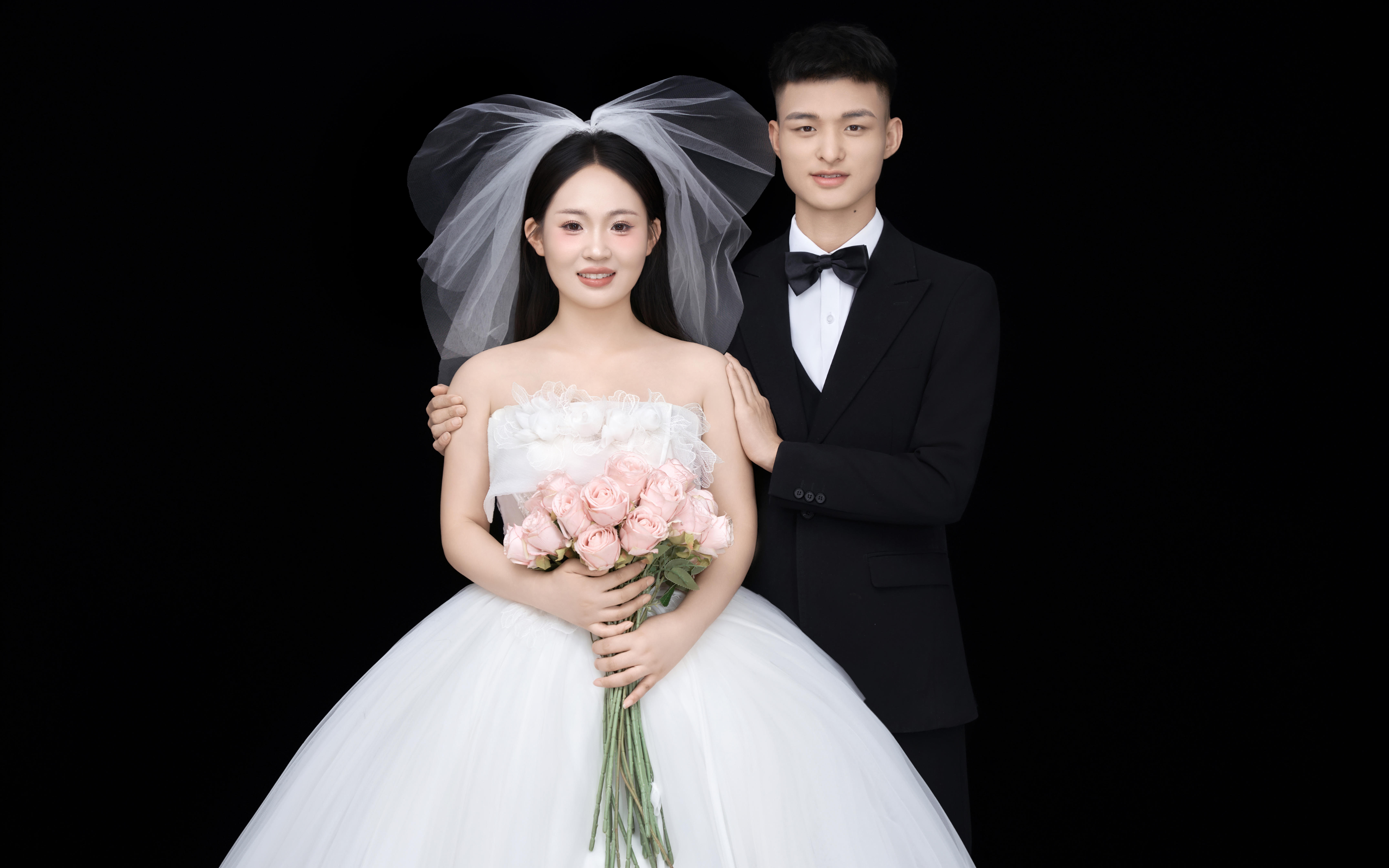 爱人如养花 简约大气的黑色极简主纱婚纱照