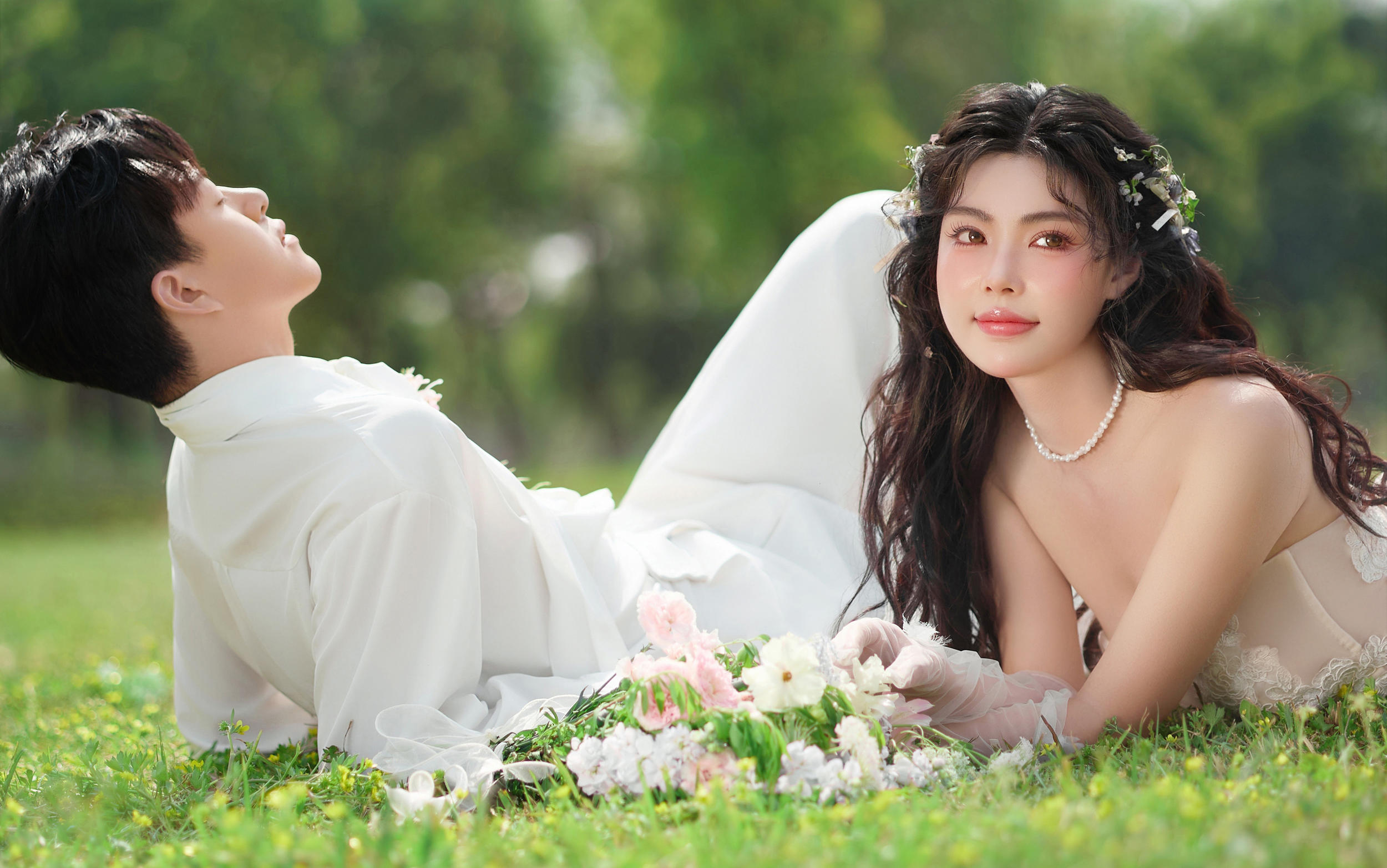 坠入绿色童话氧气感十足的森系婚纱照