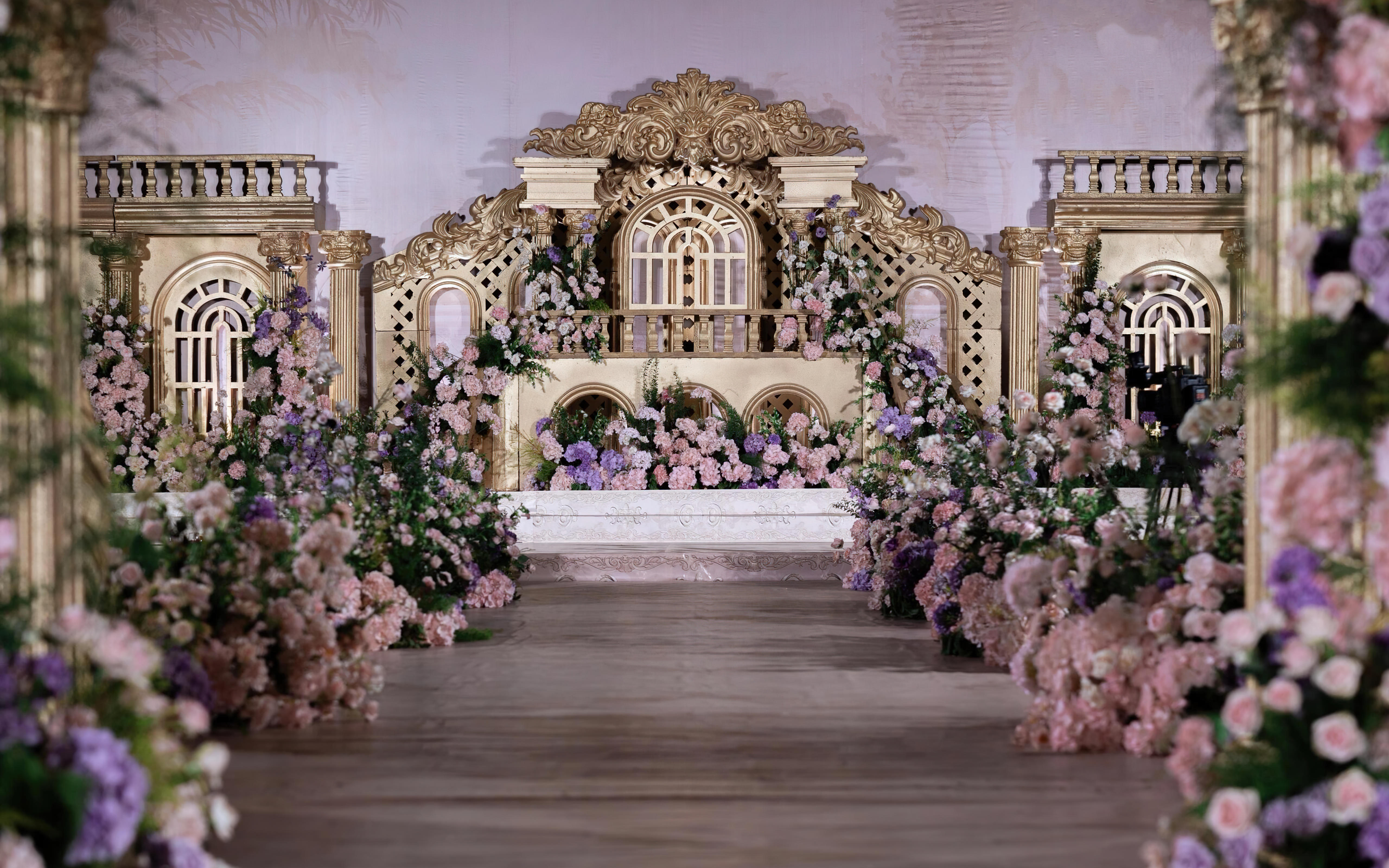 鲜花环绕，柔光点缀，浪漫悄然绽放