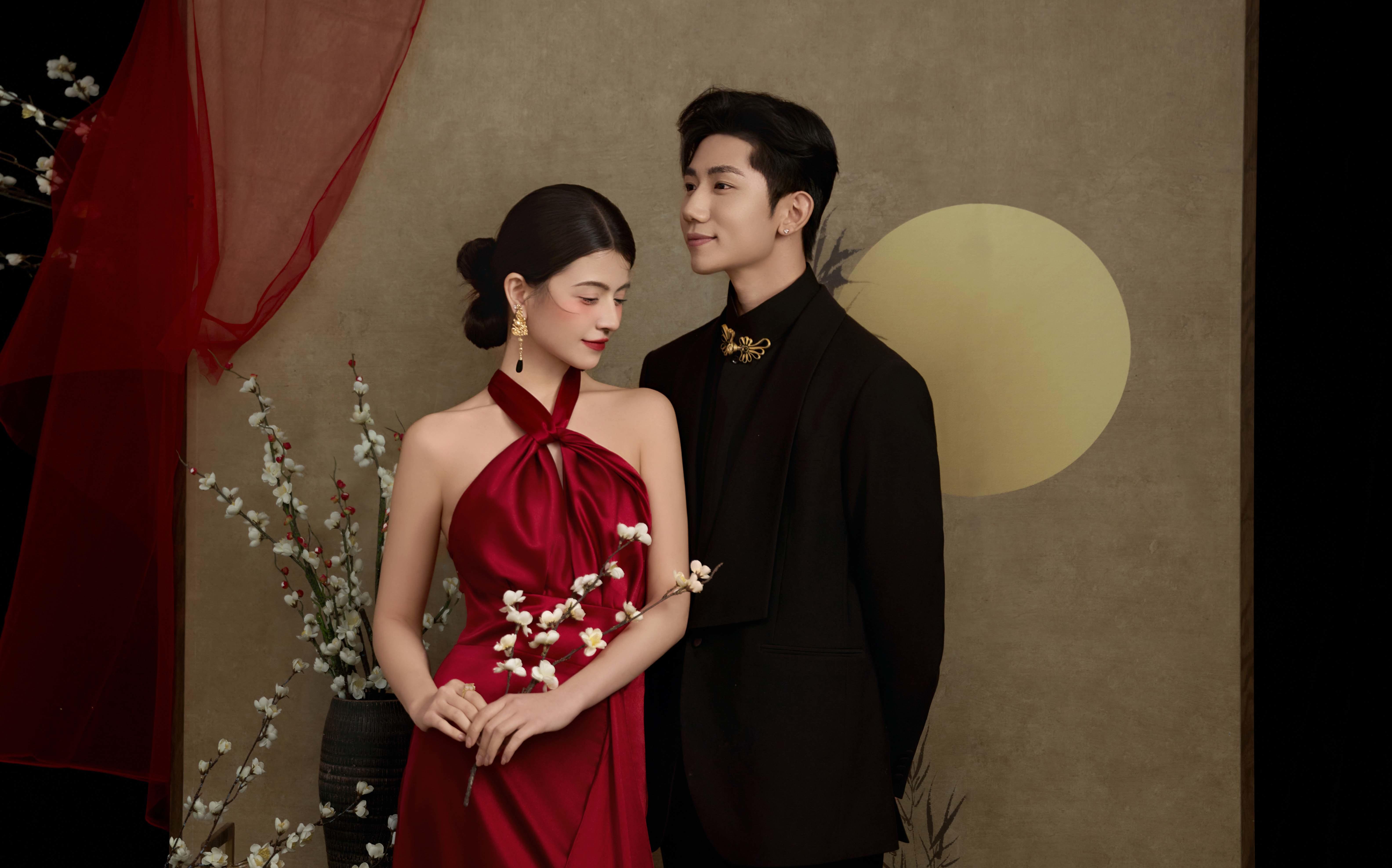 酒红裙衫配梅枝，是东方独 有的温柔浪漫