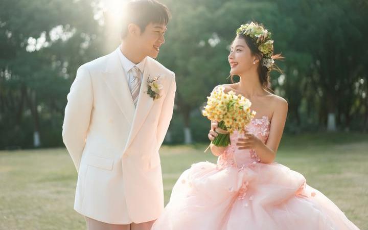甜炸的清新公主裙婚纱照