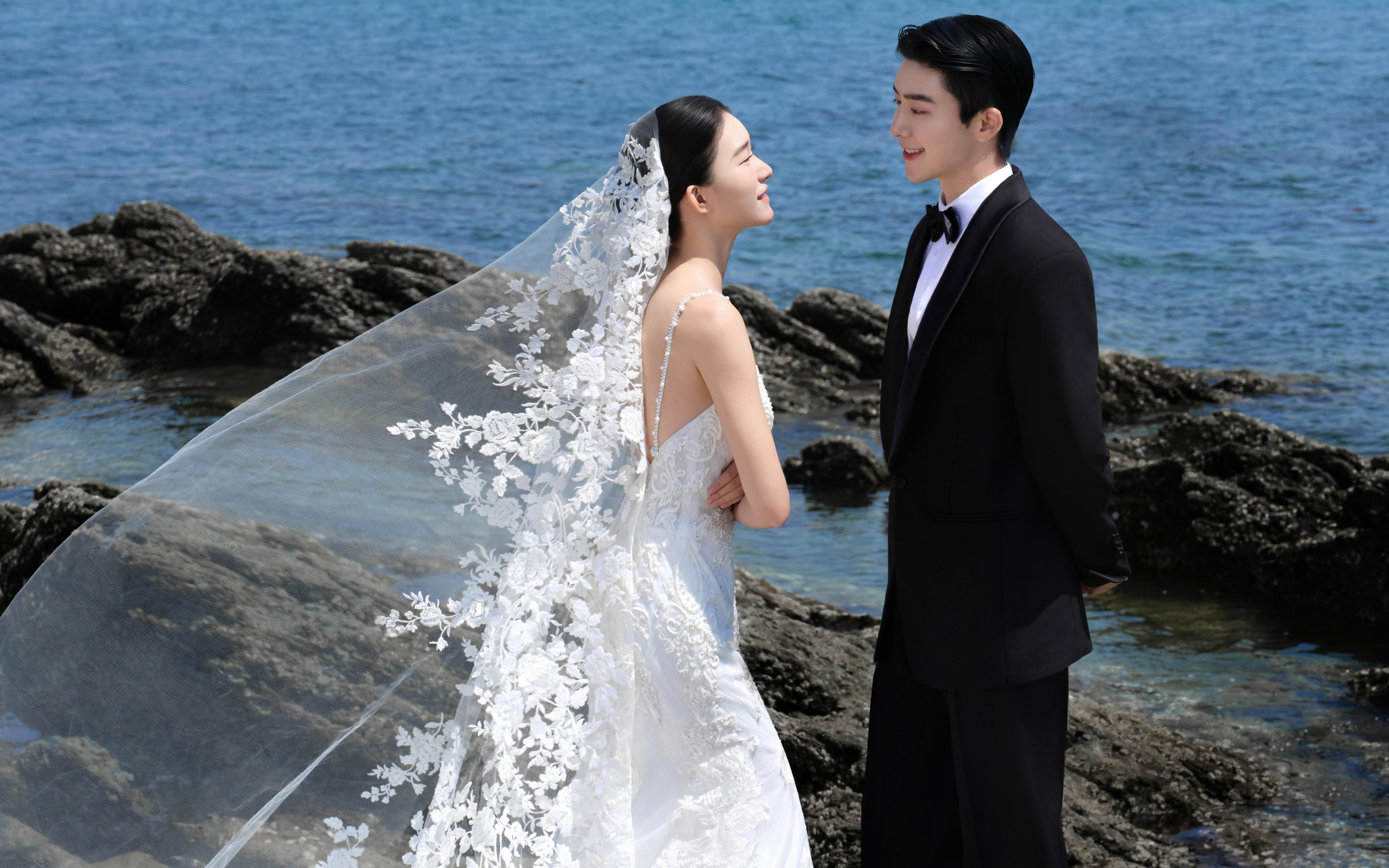 被好多人喜歡的海邊礁石婚紗照??