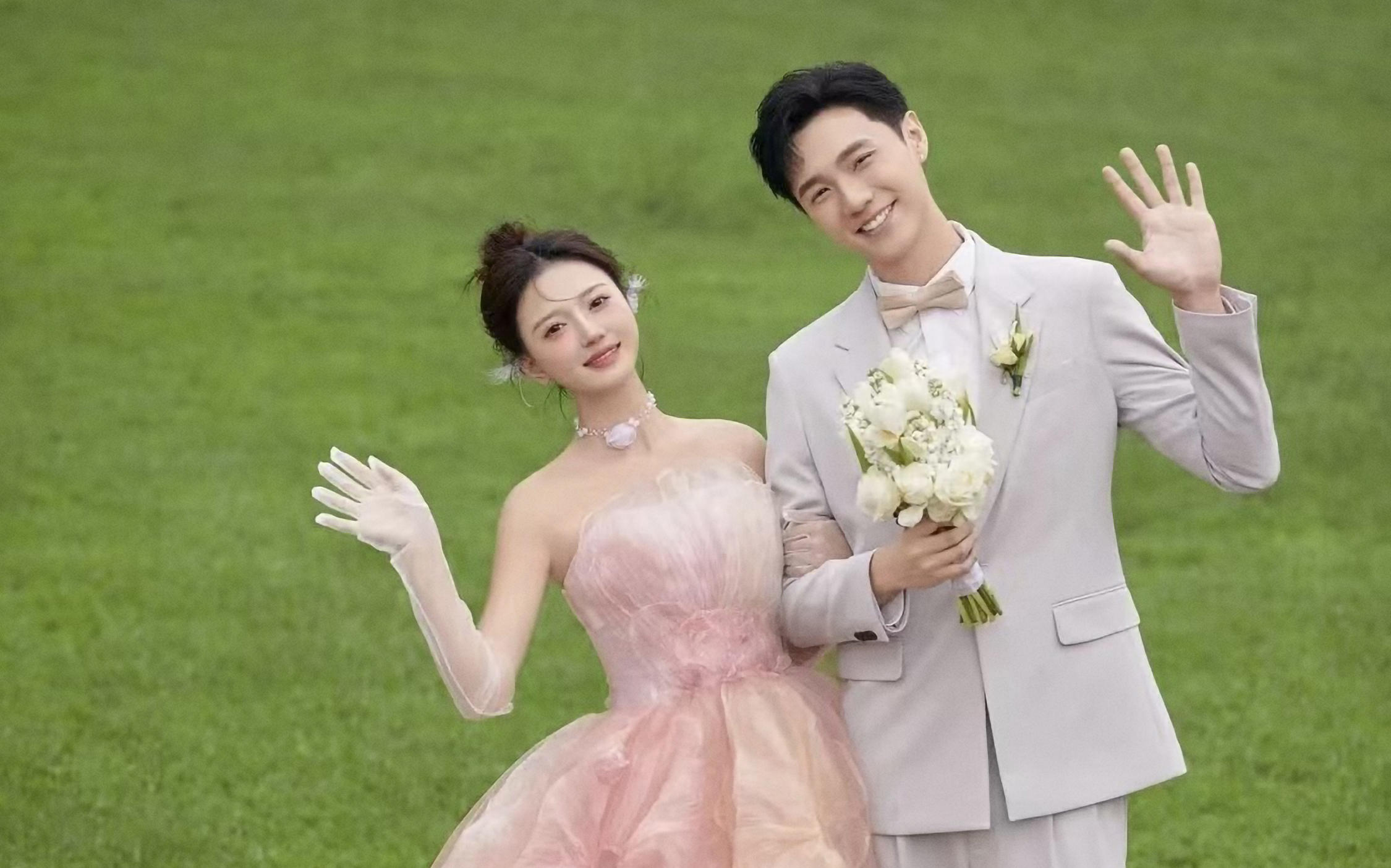 粉色纱裙搭配绿色的森系小清新