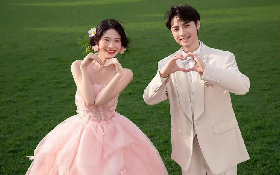 【被粉色花神裙婚紗照美到失語】
